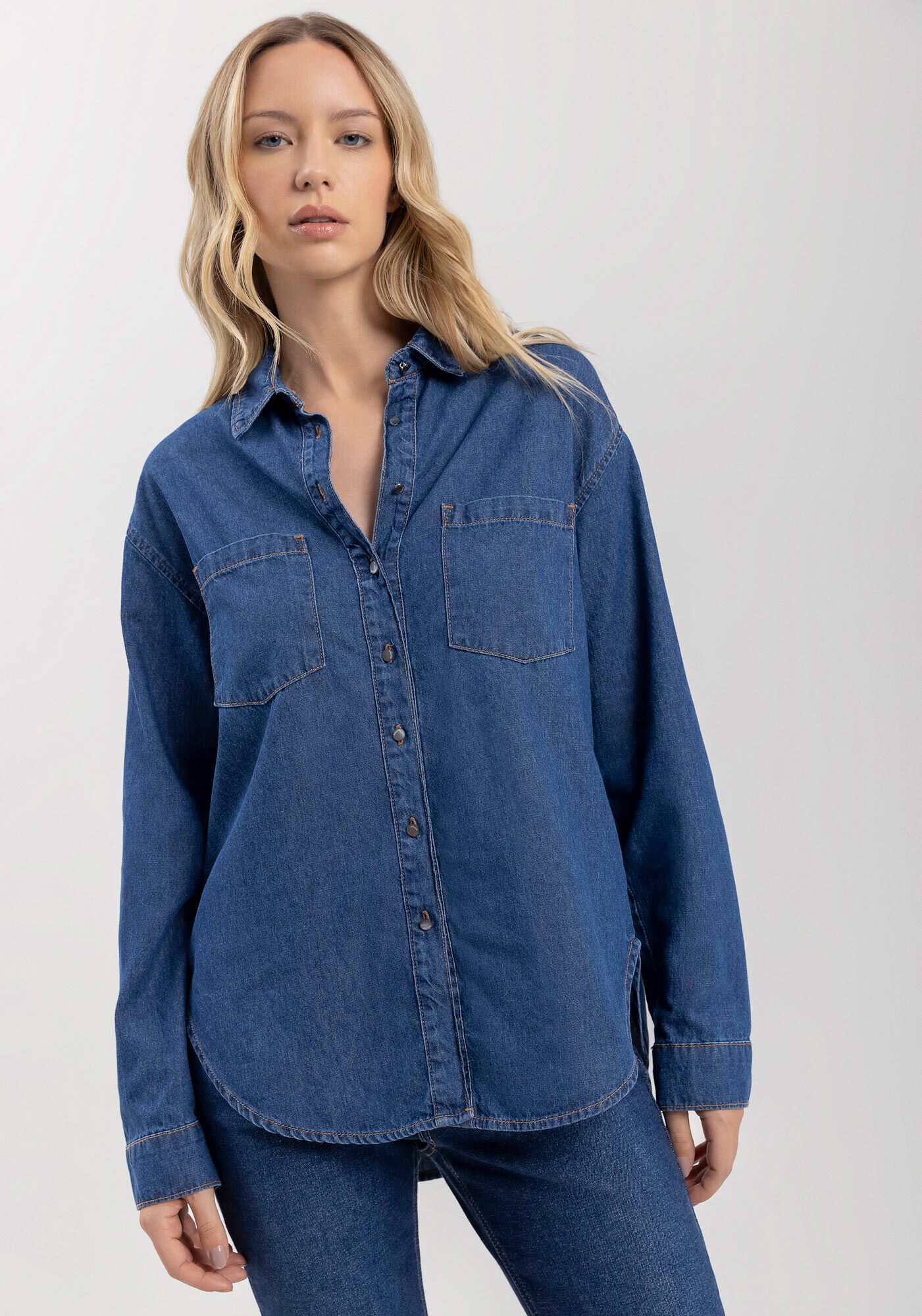 Camisa Jeans Alongada Com Mangas Longas E Bolsos Frontais, , large.