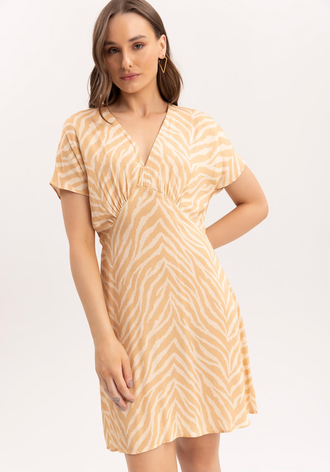 Vestido Curto Estampado com Franzido Busto, , large.