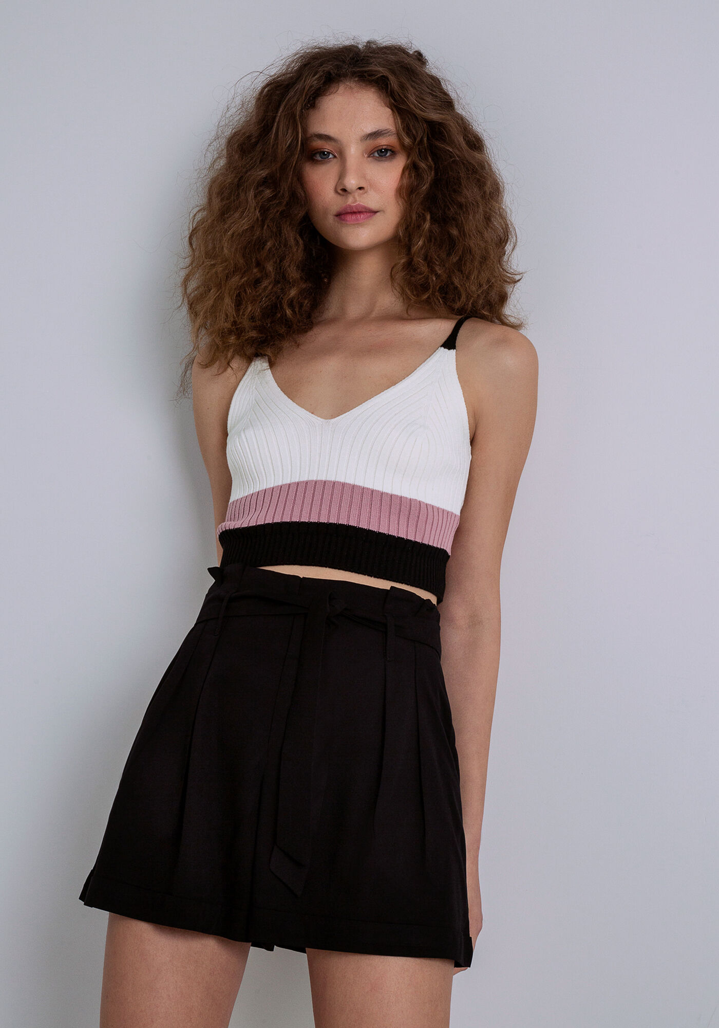 Shorts Cintura Alta Tecido Velurd com Cinto, PRETO REATIVO, large.