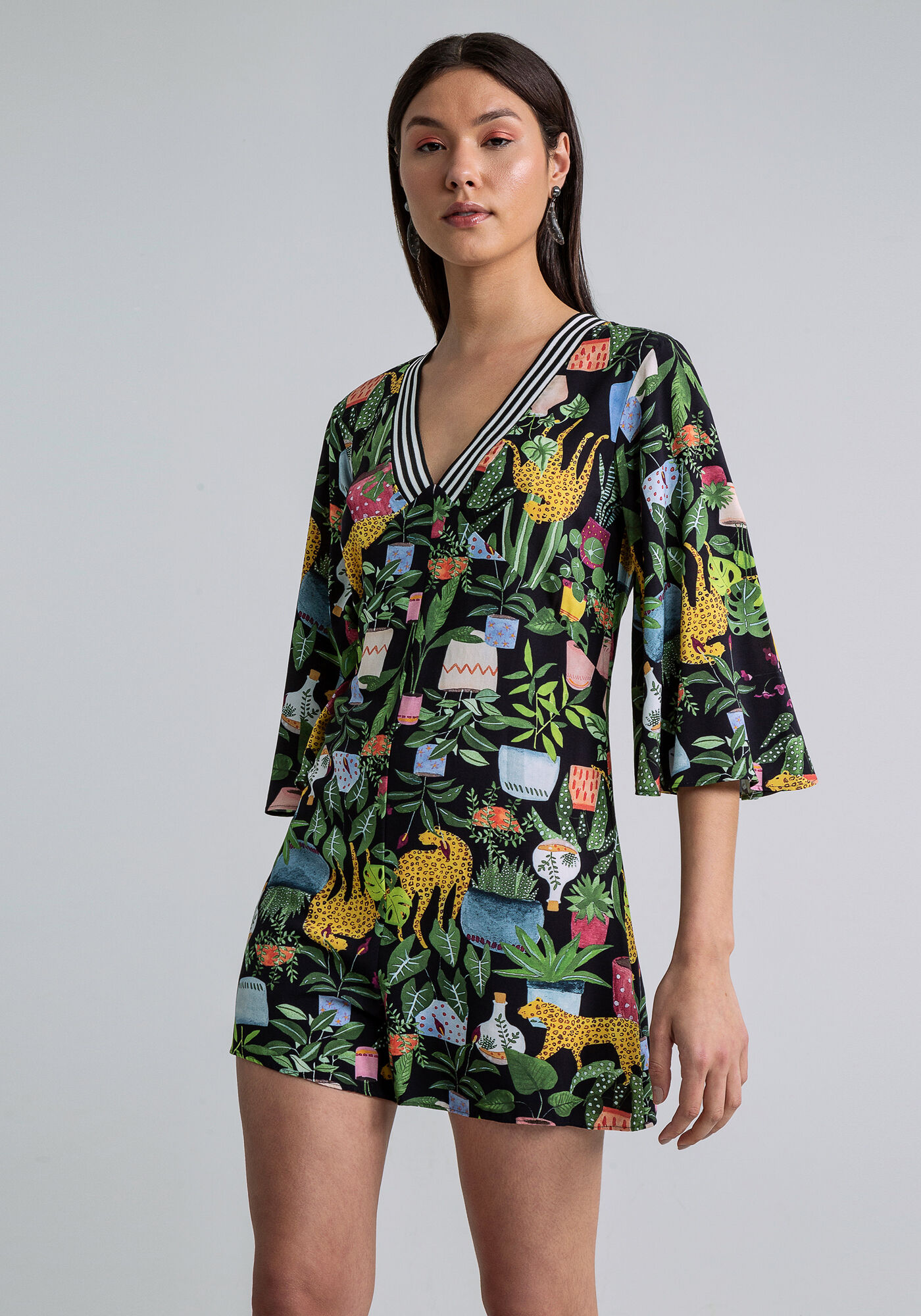 Macac&atilde;o Curto Retil&iacute;nea Decote Estampada, INSTINTO, large.