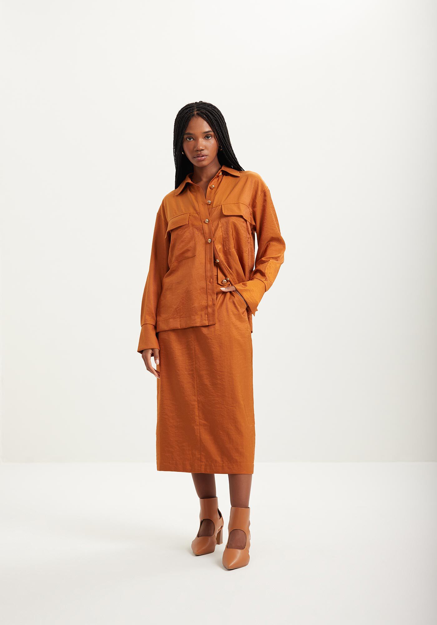 Camisa Alongada Com Bolsos Frontais E Fendas Nos Punhos, , large.