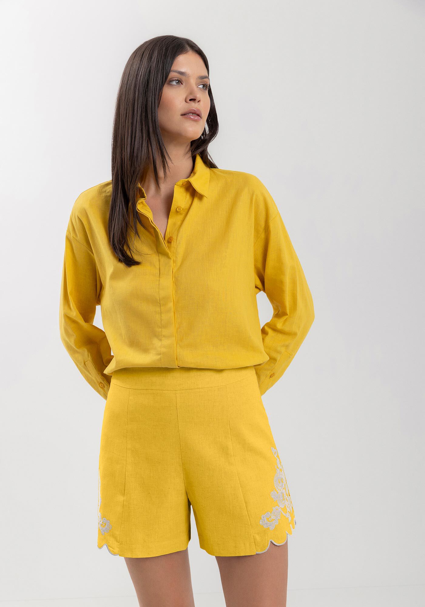 Shorts Curto Linho Leve Com Bordados Laterais E Cintura Alta, VERDE BITTERSWEET, large.