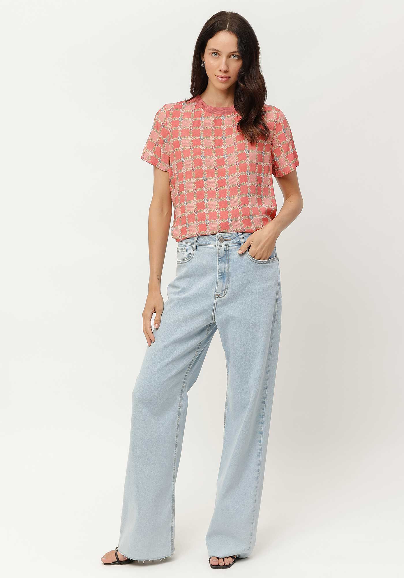 Blusa Estampada em Viscose com Retil&iacute;nea Decote, , large.