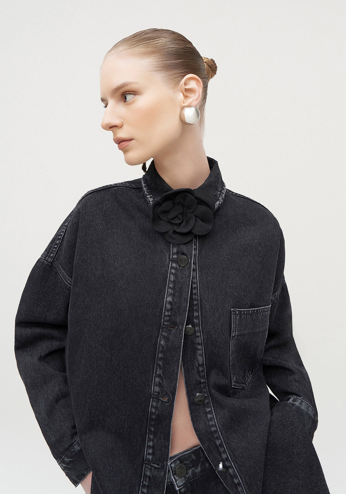 Jaqueta Jeans Preta com Bordado P&aacute;ssaros Costas, , large.