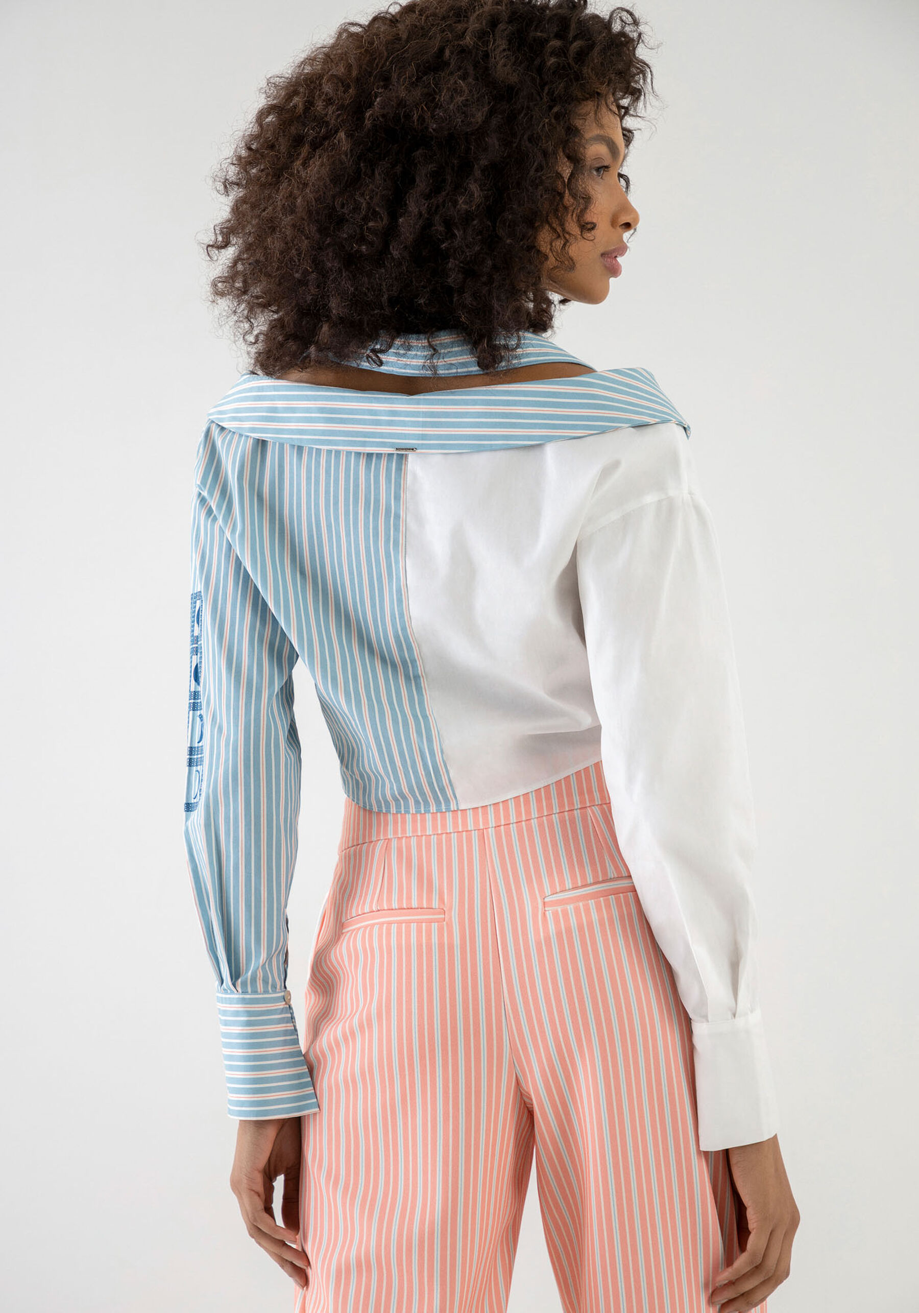 Camisa Cropped em Tricoline com Detalhe Alça, CELESTE. Camisa Cropped em Tricoline com Detalhe Alça, CELESTE, large.