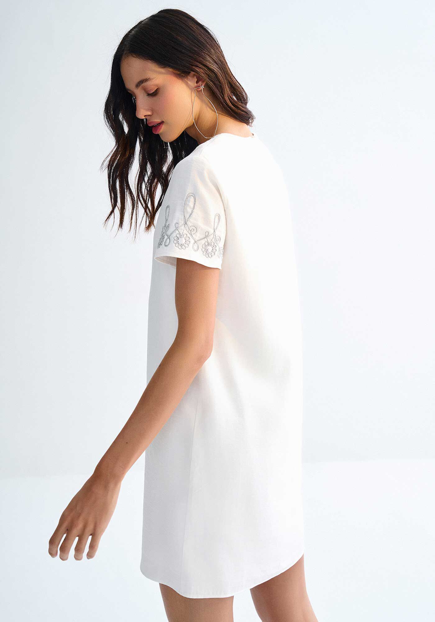 Vestido Curto Reto com Bordado Manga Flare, , large.