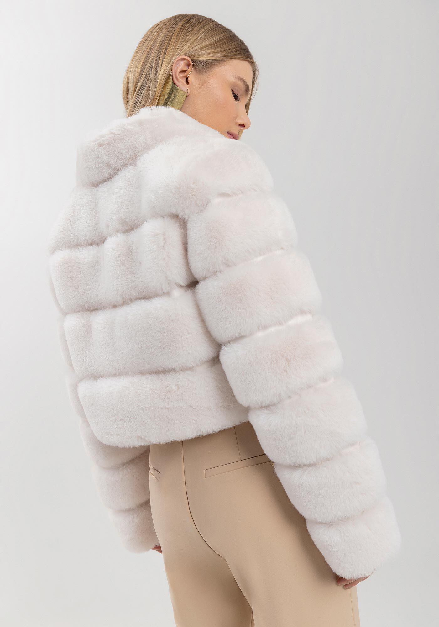 Jaqueta Curta De Pelo Sint&eacute;tico Com Gola E Z&iacute;per Frontal, , large.