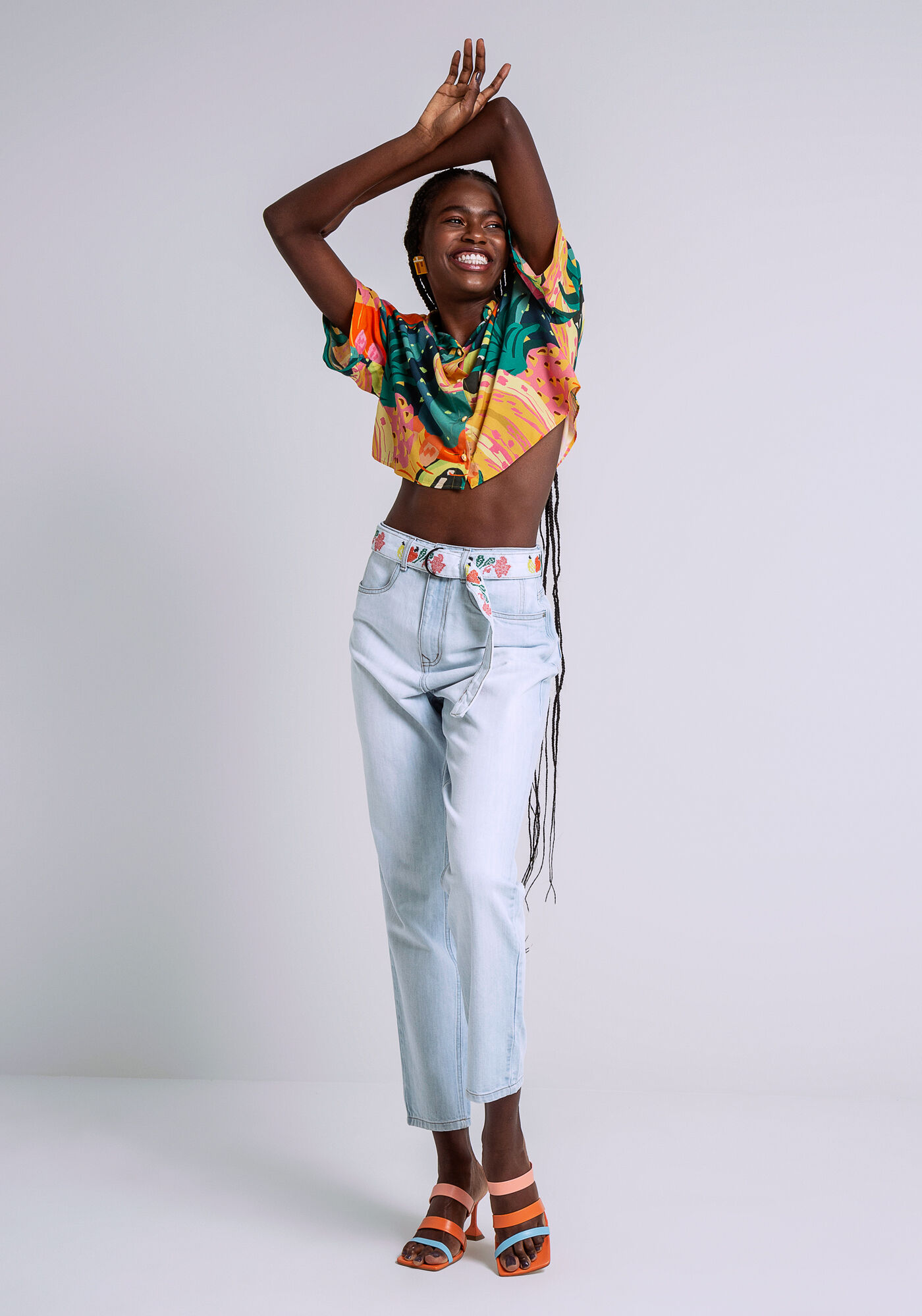 Cal&ccedil;a Jeans Mom com Cinto Bordado, JEANS, large.