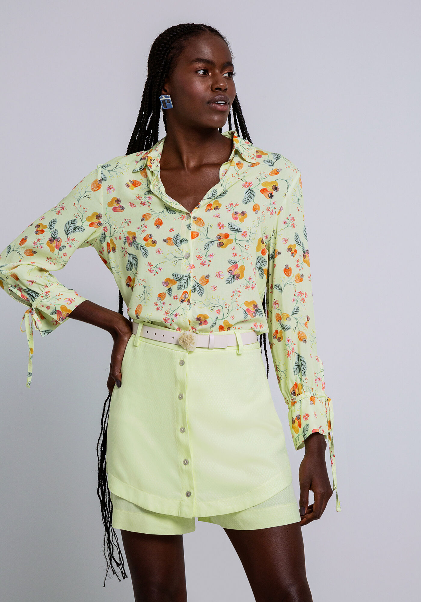 Shorts Saia Viscose com Bot&otilde;es, AMARELO OSTRA, large.