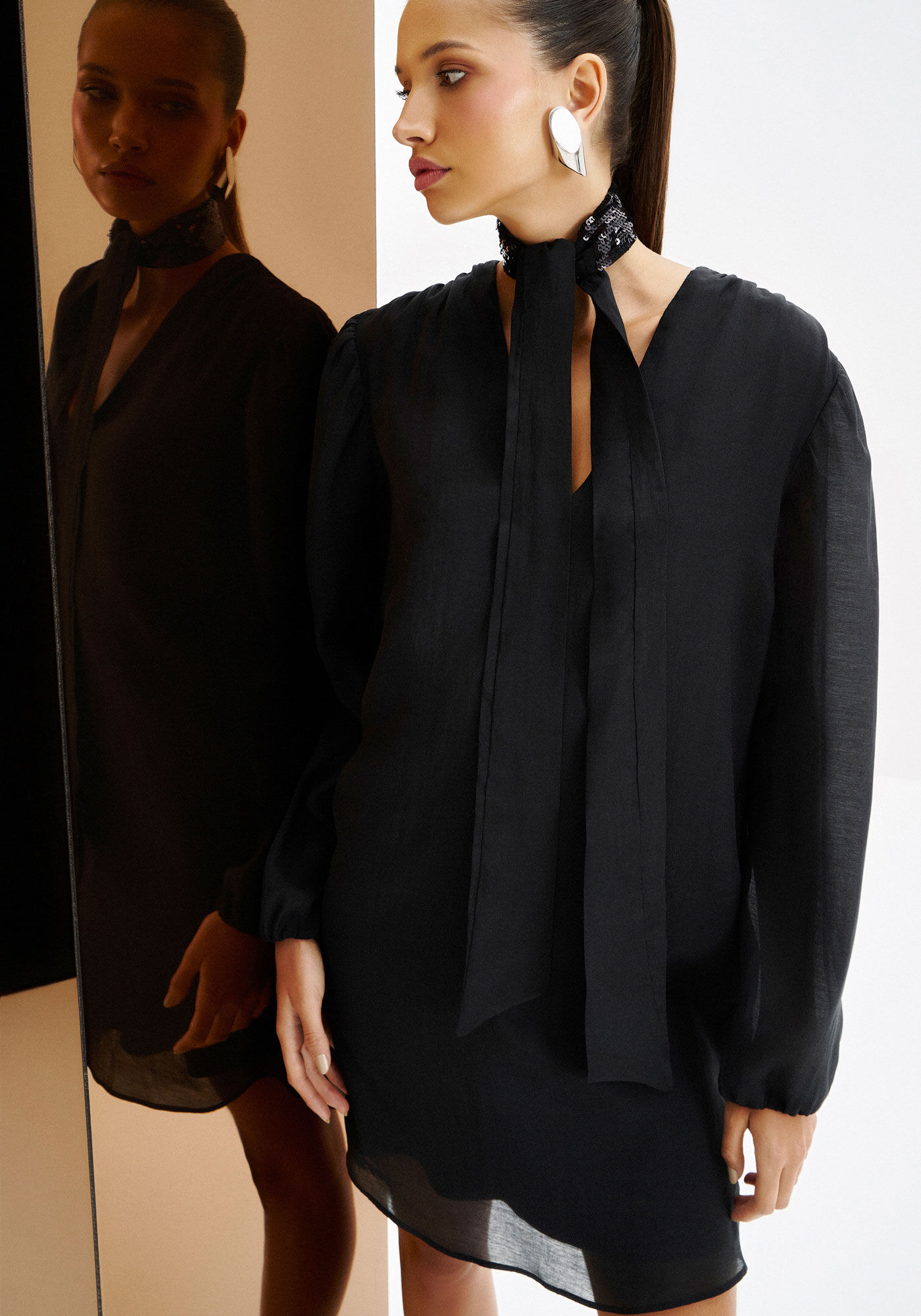 Vestido Curto Manga Longa com Cinto Paet&ecirc;s, PRETO REATIVO, large.