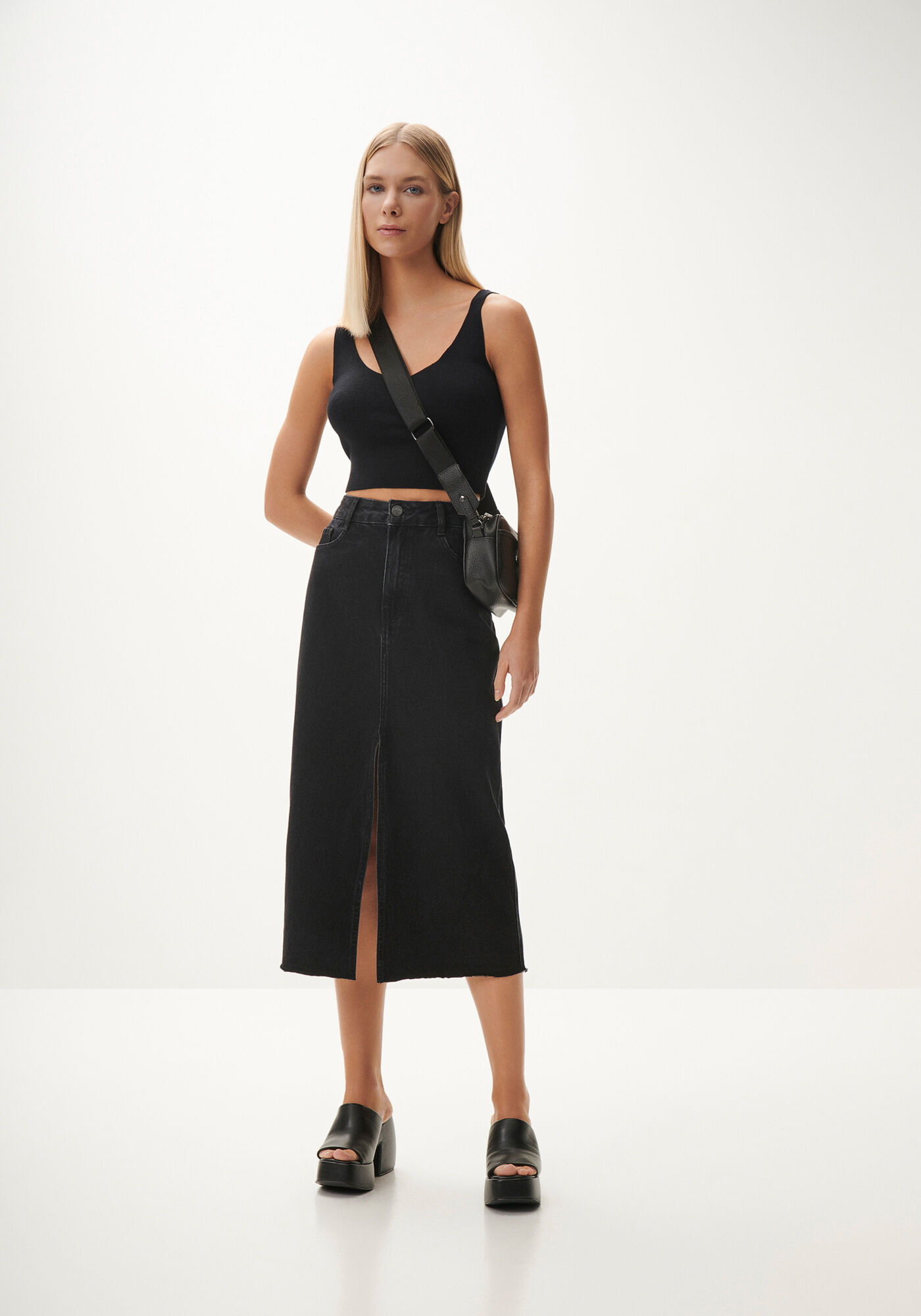 Saia Jeans Preta Midi Cintura Alta com Fenda Lez a Lez