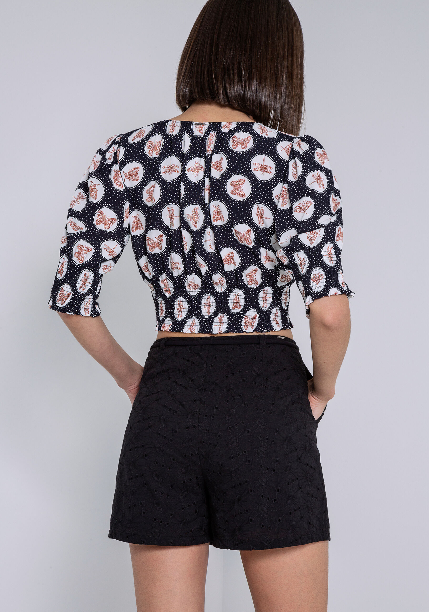 Shorts Cintura Média em Laise Flores com Cinto, PRETO REATIVO. Shorts Cintura Média em Laise Flores com Cinto, PRETO REATIVO, large.