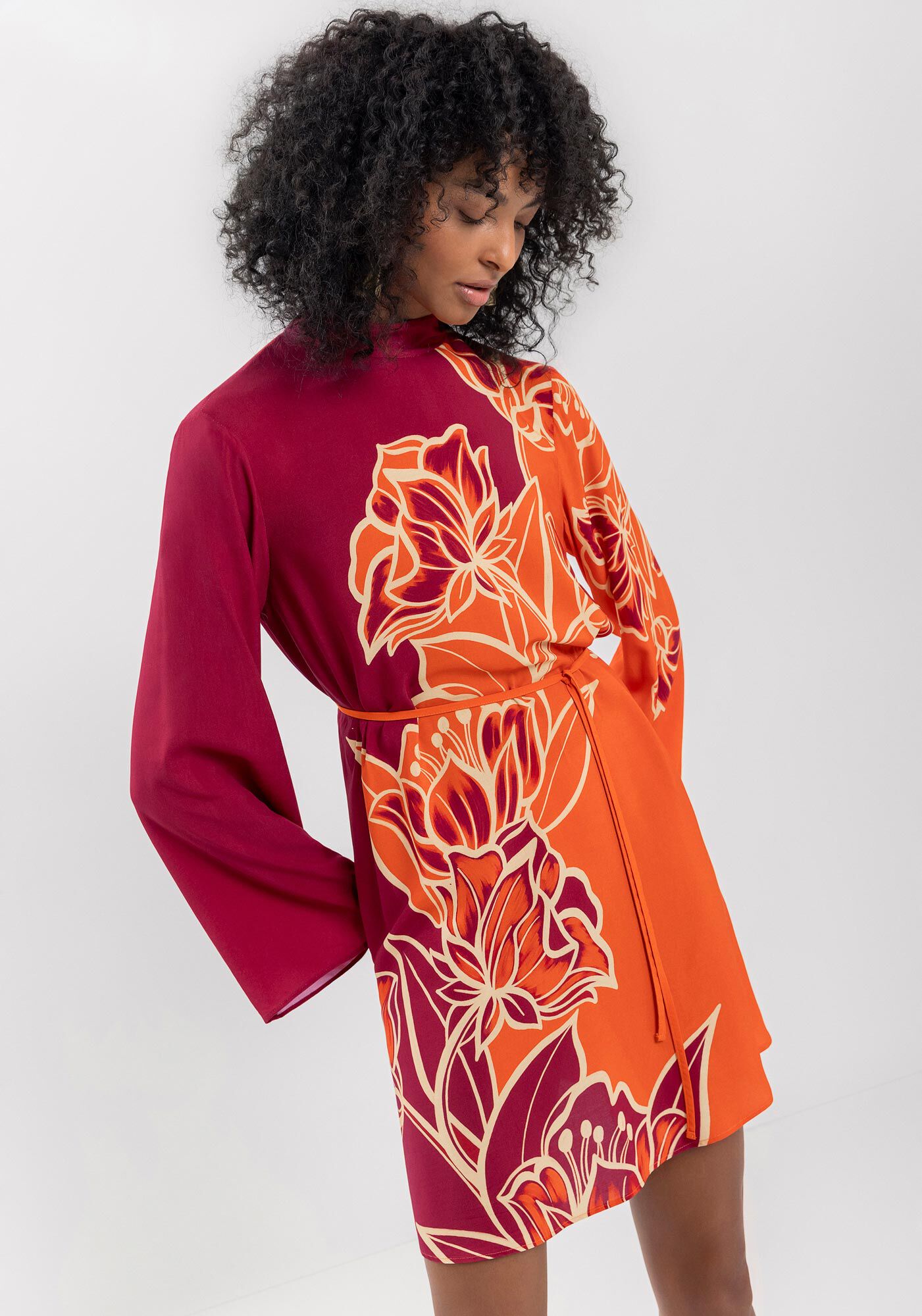 Vestido Curto Estampado Com Mangas Longas Amplas E Cinto, ANEMONE VERMELHO, large.