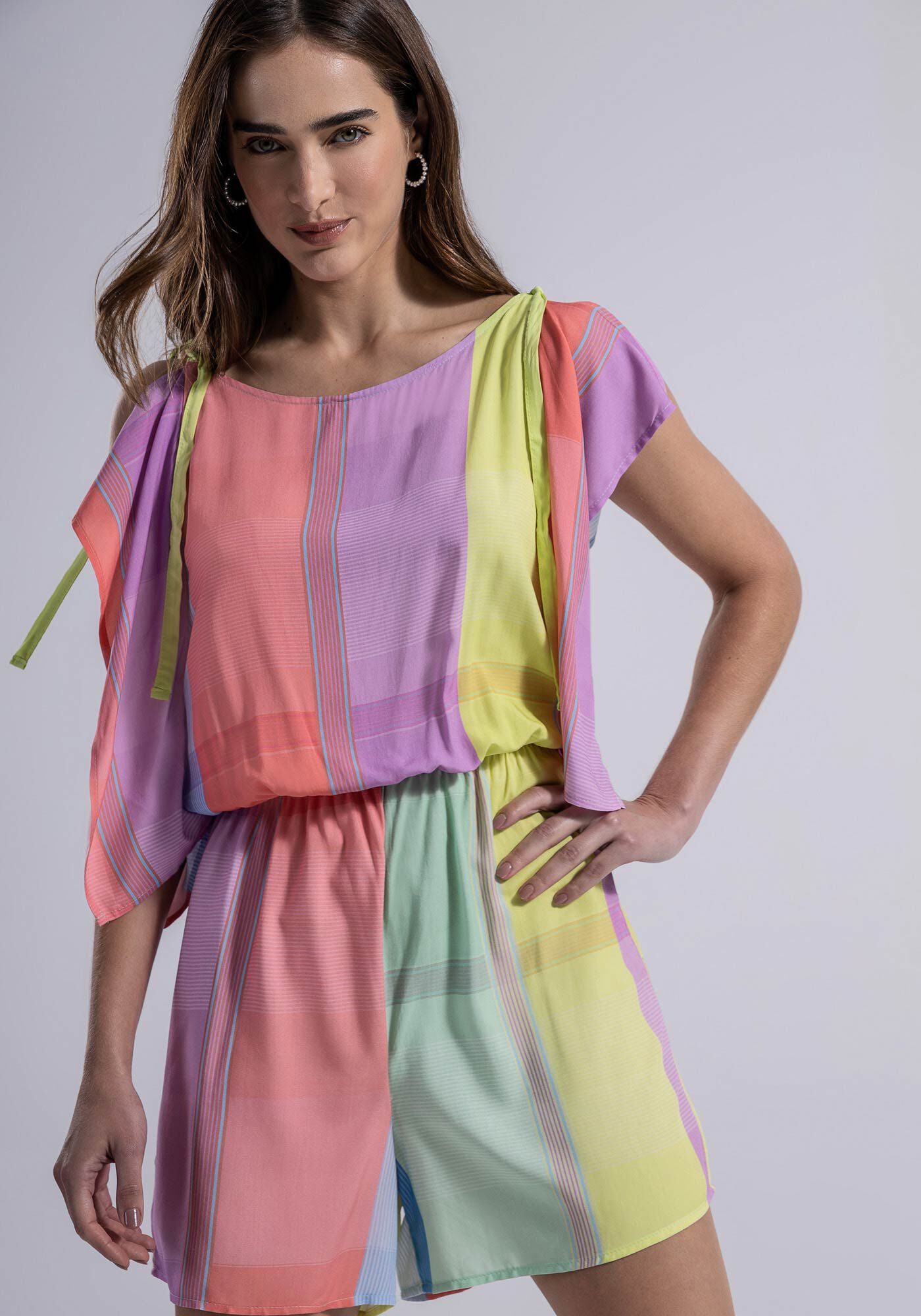 Macac&atilde;o Curto em Viscose com Recorte Ombros, , large.