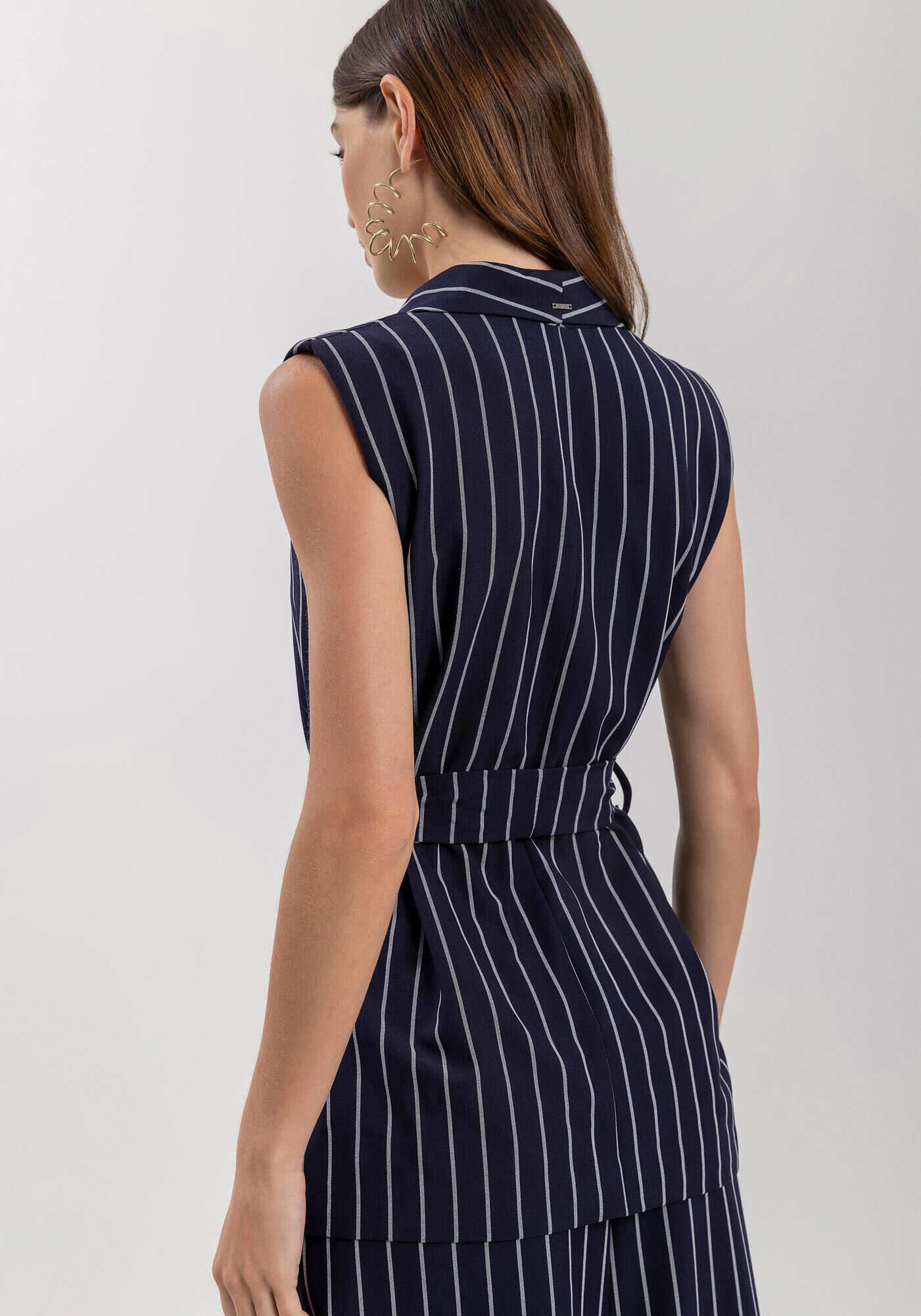 Colete Em Alfaiataria Com Riscas De Giz E Faixa Ajust&aacute;vel, , large.