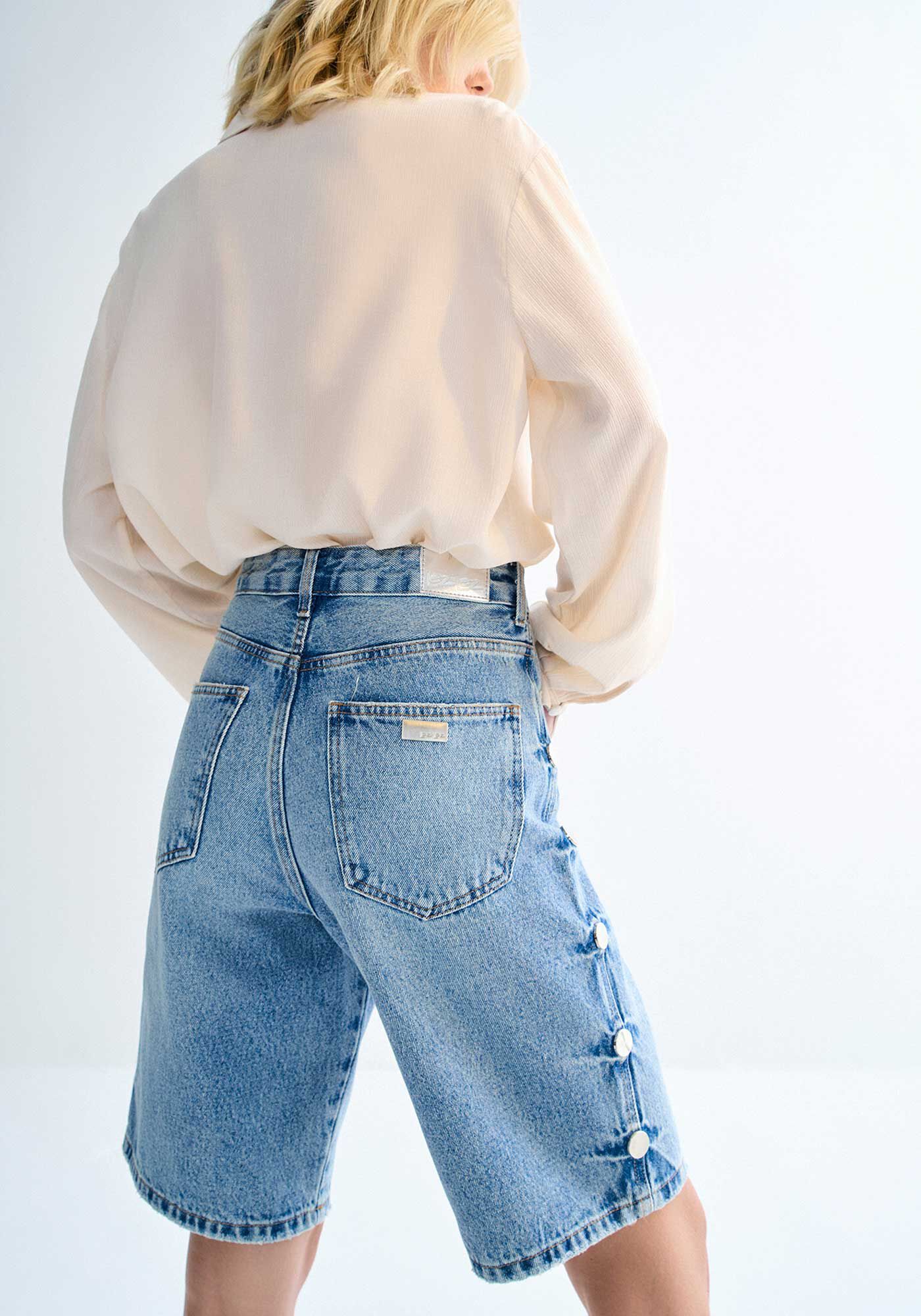 Bermuda Jeans Boyfriend Cintura Alta com M&aacute;xi Tachas, JEANS, large.