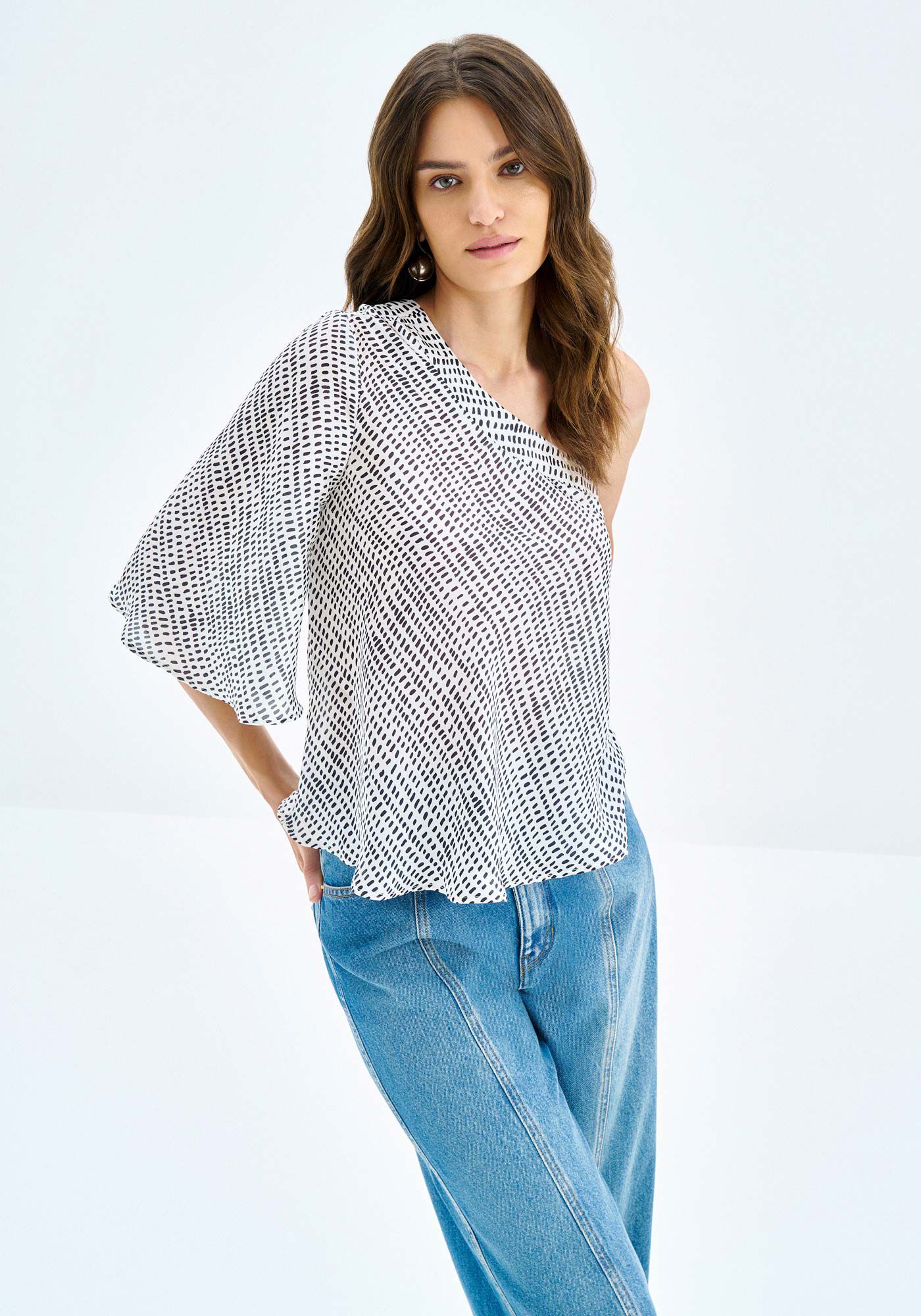 Blusa Um Ombro S&oacute; em Chiffon Estampada, PONTOS, large.