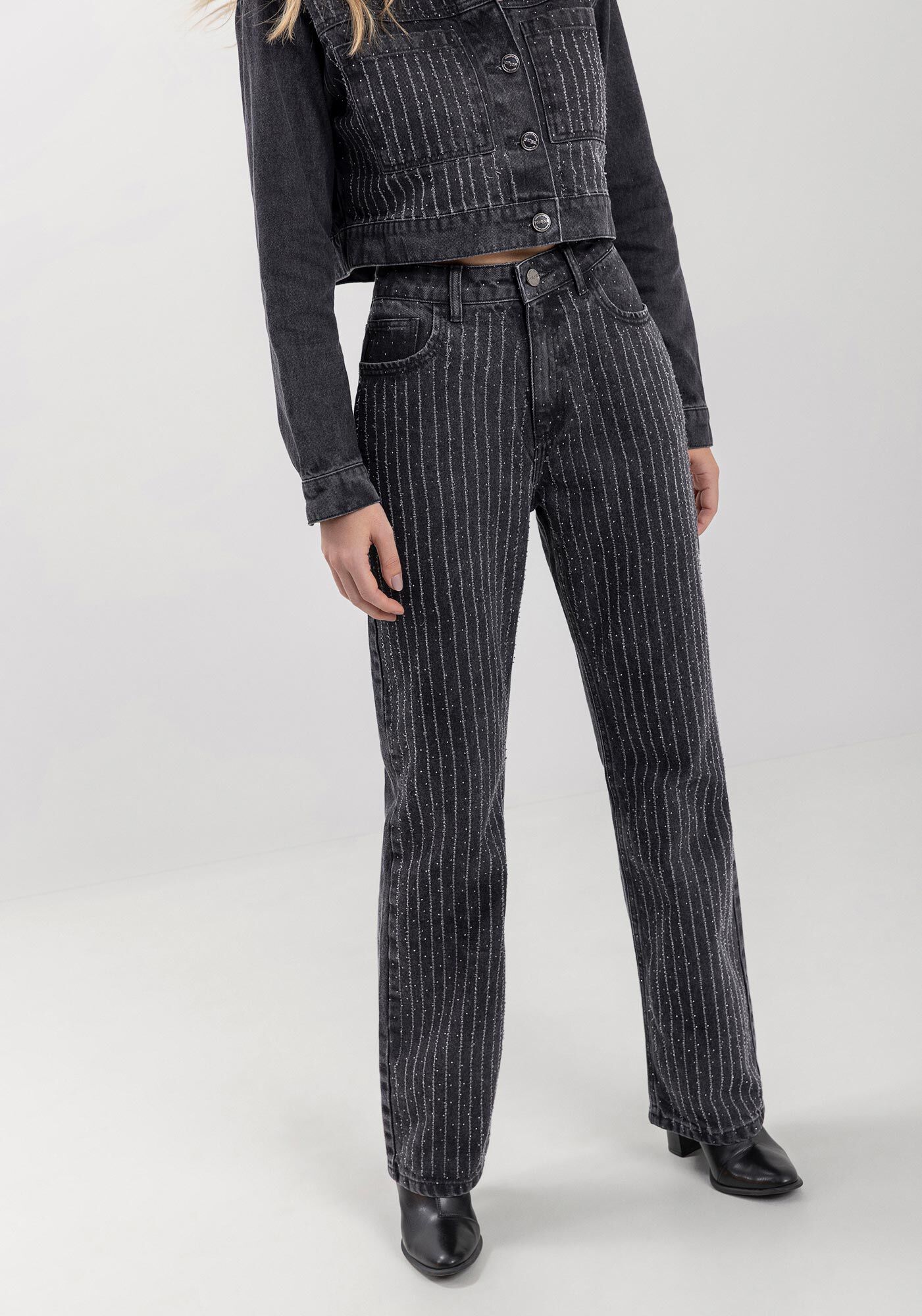 Cal&ccedil;a Jeans Reta Com Cintura Alta E Aplica&ccedil;&otilde;es De Brilhos, , large.