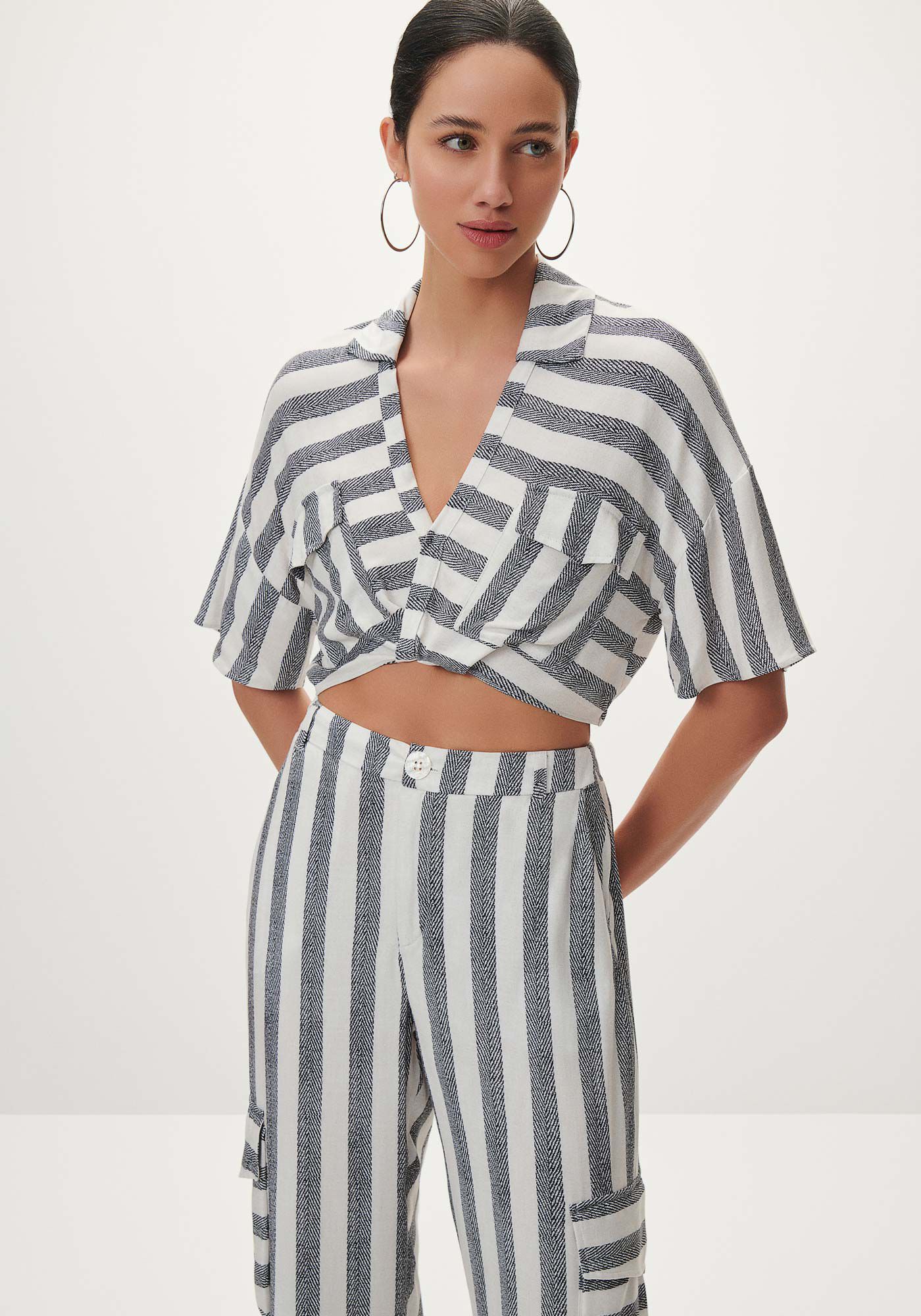 Blusa Cropped em Viscose com Gola e Bolsos, , large.