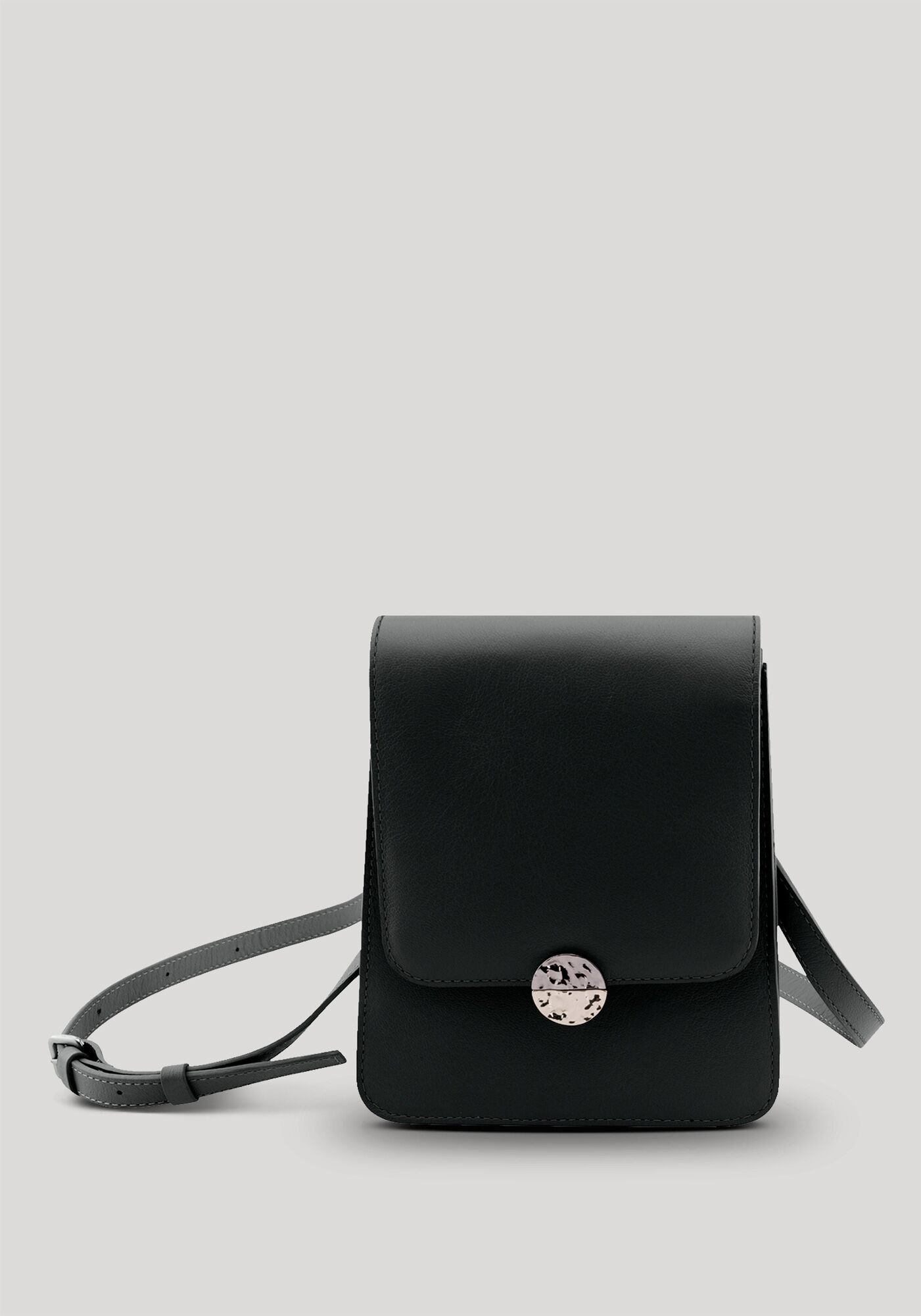 Bolsa M&eacute;dia Tiracolo em Couro com Detalhe Metal, PRETO REATIVO, large.