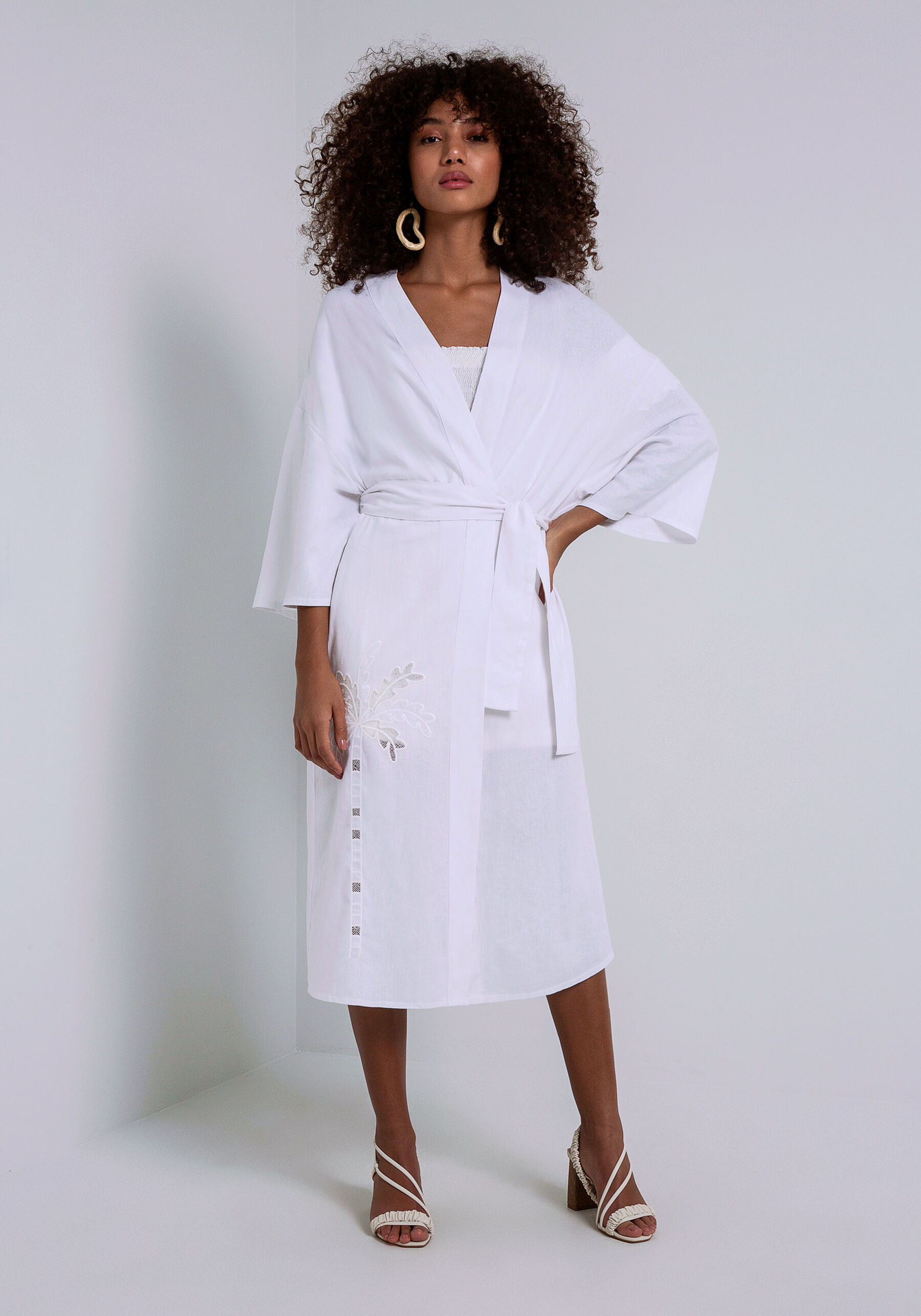 Kimono Alongado em Linho com Bordado, . Kimono Alongado em Linho com Bordado, , large.