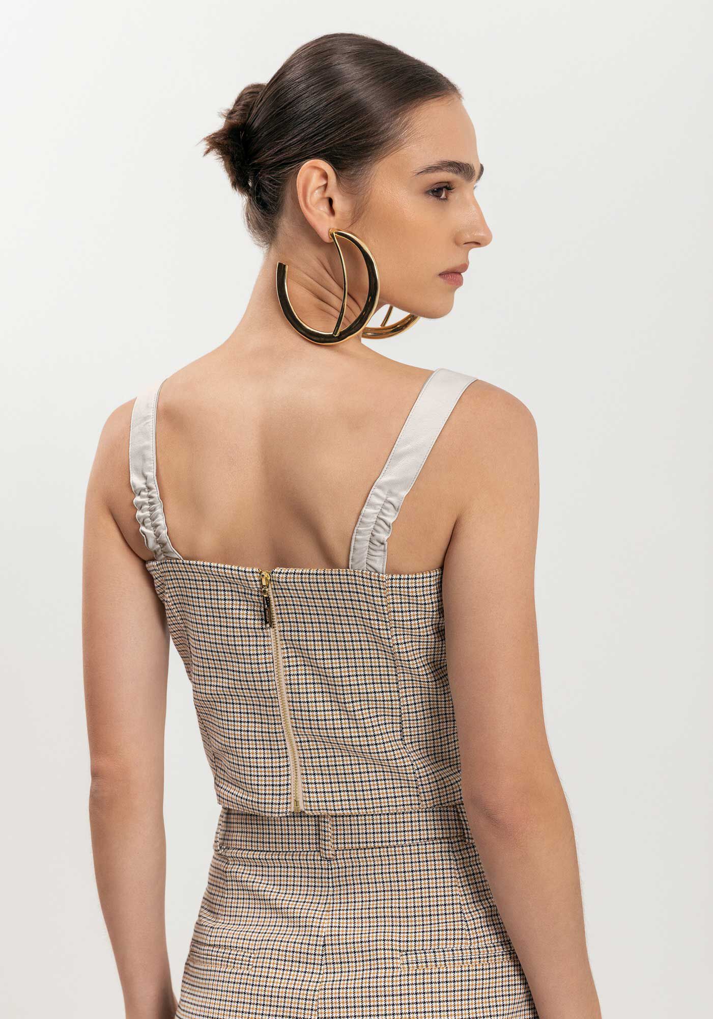 Blusa Curta Com Al&ccedil;as Em PU E Abertura Frontal, , large.