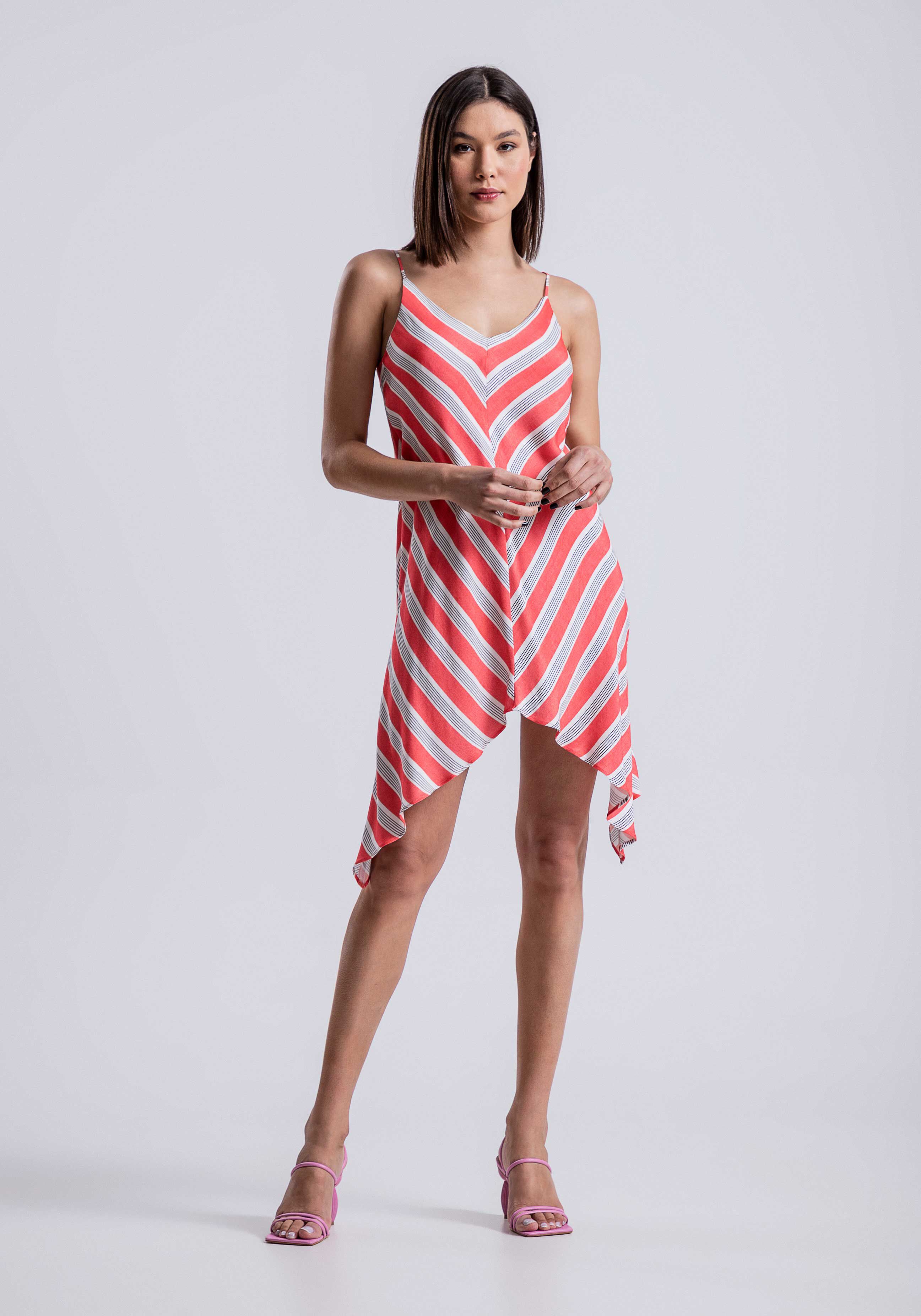 Vestido com Al&ccedil;as Curto em Viscose Assim&eacute;trico, , large.