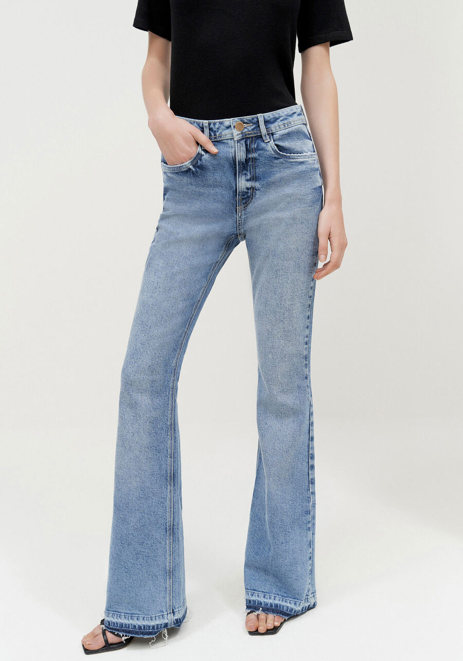 Calça Jeans Flare Cintura Alta com Detalhe Barra, JEANS. Calça Jeans Flare Cintura Alta com Detalhe Barra, JEANS, large.