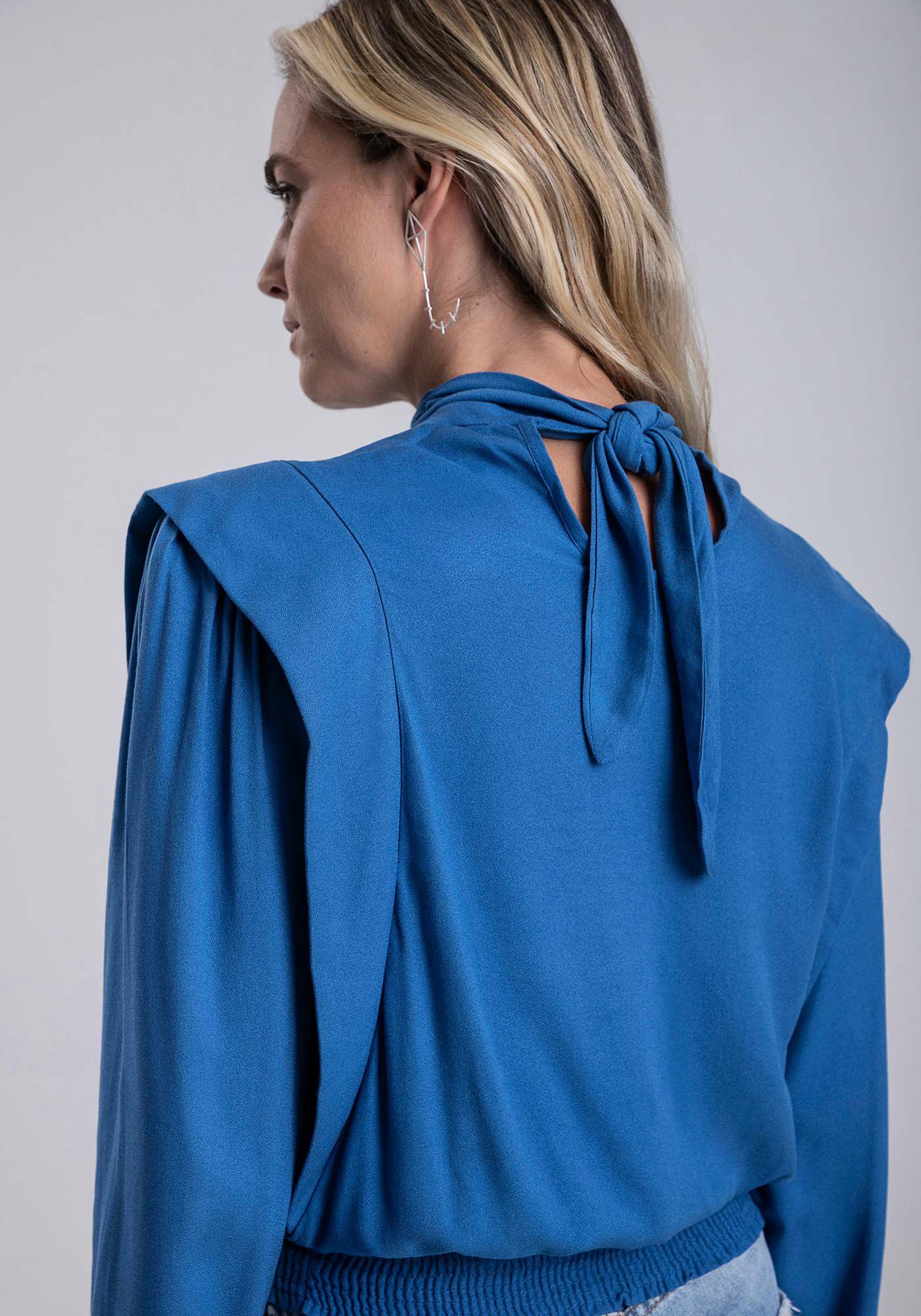 Blusa Gola Alta em Crepe com Recorte Ombros, AZUL TINKER, large.