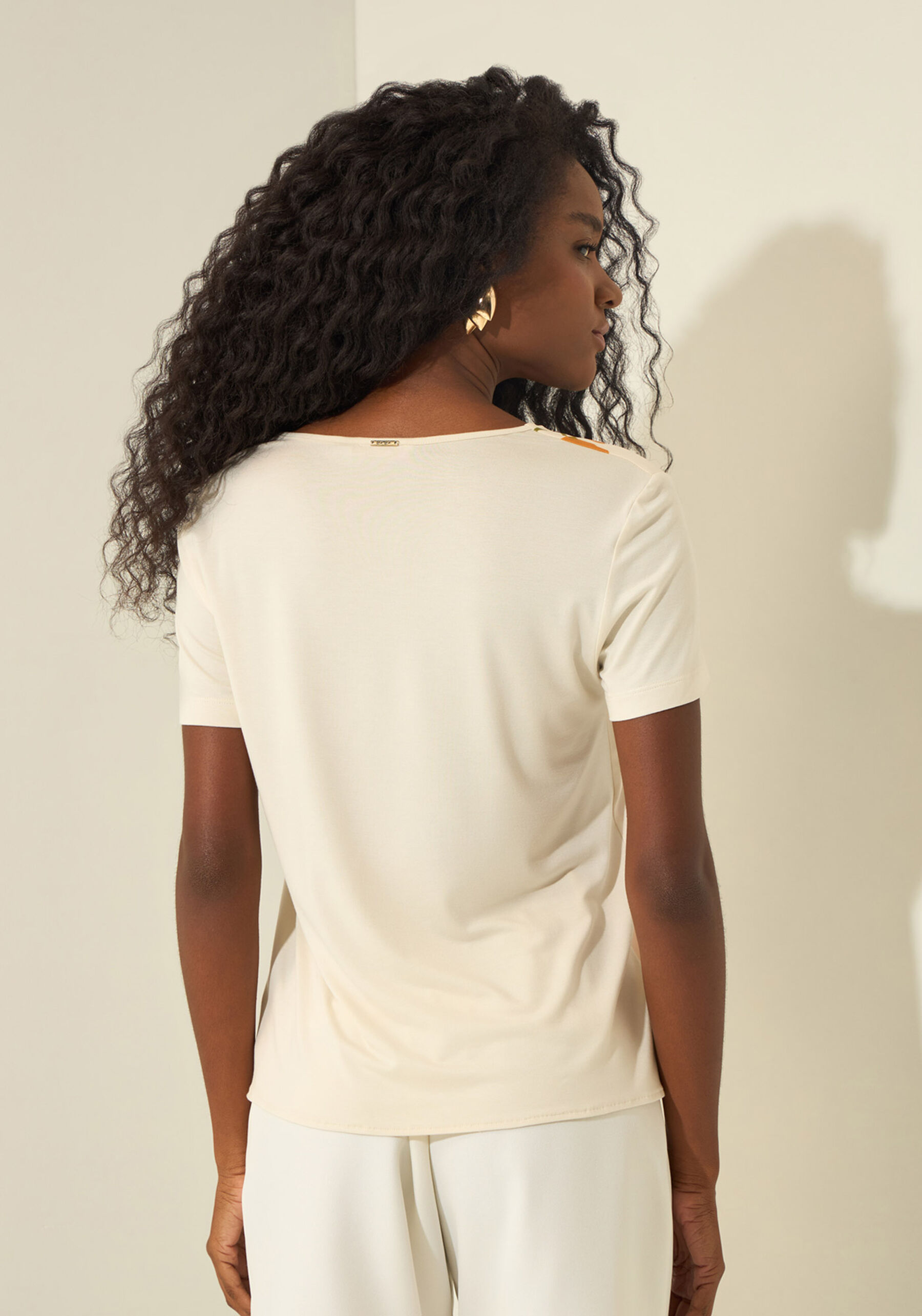 Blusa De Mangas Curtas Com Decote Em V E Frente Estampada, DELICADEZA BEGE. Blusa De Mangas Curtas Com Decote Em V E Frente Estampada, DELICADEZA BEGE, large.