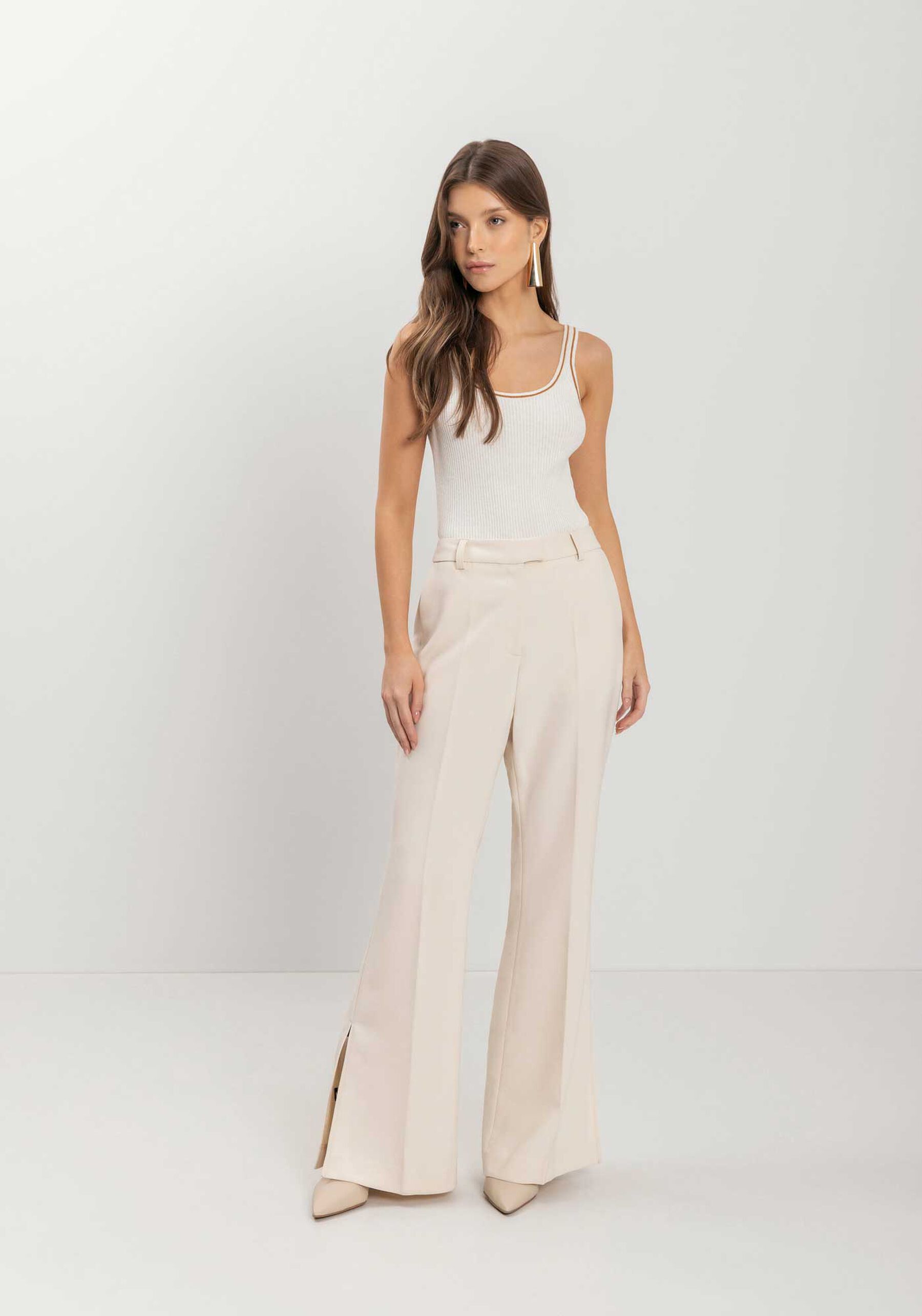 Calça Reta Com Cintura Média E Aberturas Na Barra, . Calça Reta Com Cintura Média E Aberturas Na Barra, , large.