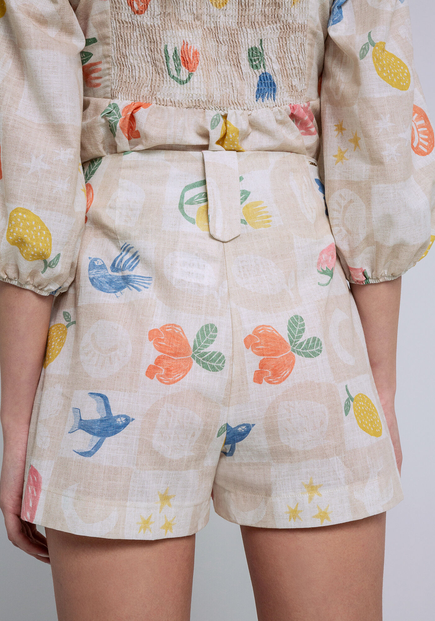 Shorts Estampado em Tecido com Detalhe Bot&otilde;es, , large.