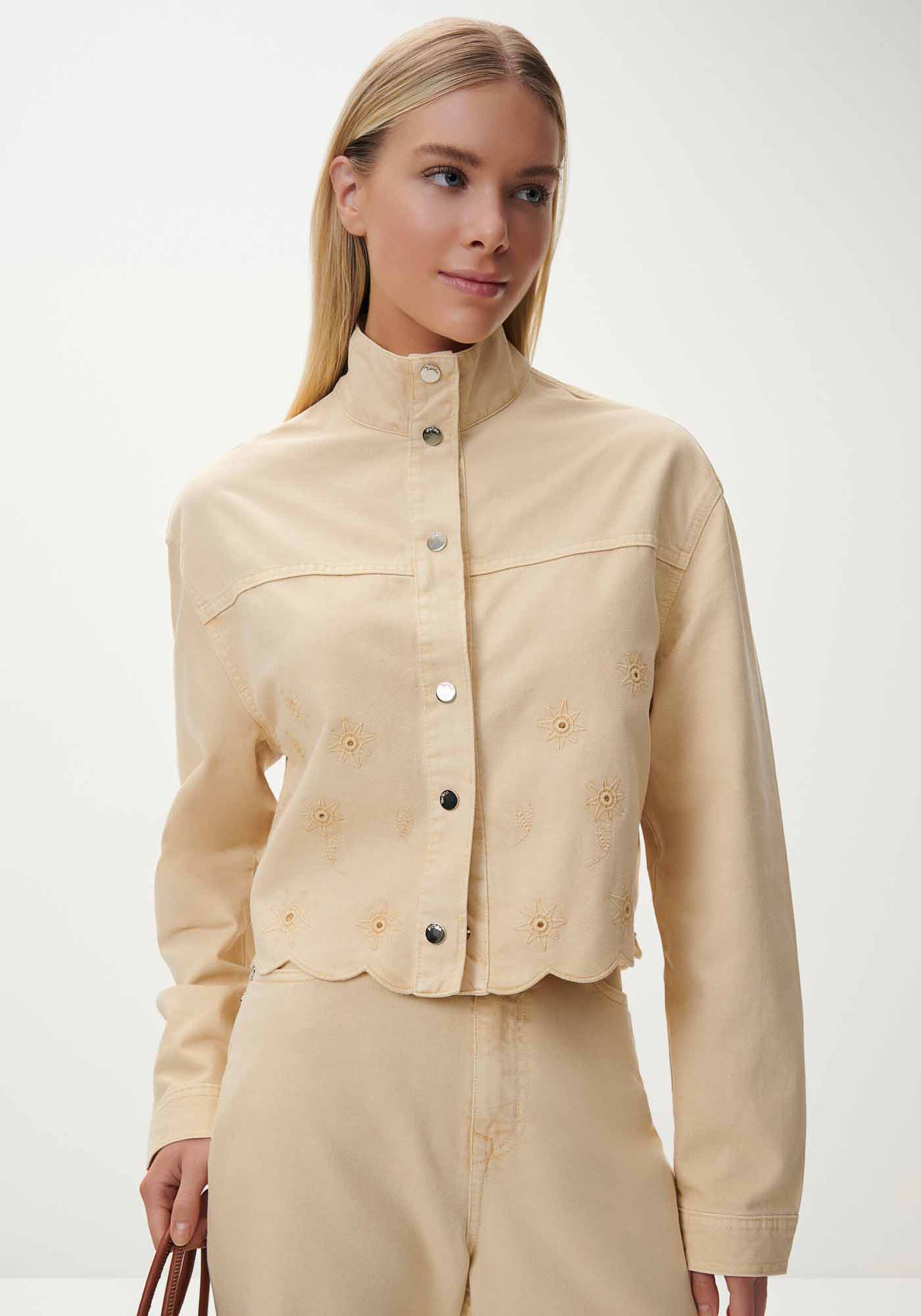 Jaqueta Sarja Cropped com Bordado Laise, BEGE CHAMONIX. Jaqueta Sarja Cropped com Bordado Laise, BEGE CHAMONIX, large.