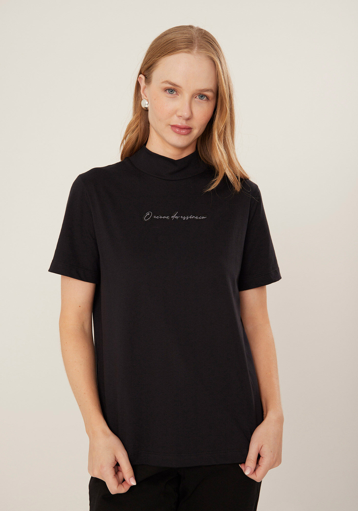 Blusa De Mangas Curtas Com Gola Alta E Bordado Frontal, PRETO, large.