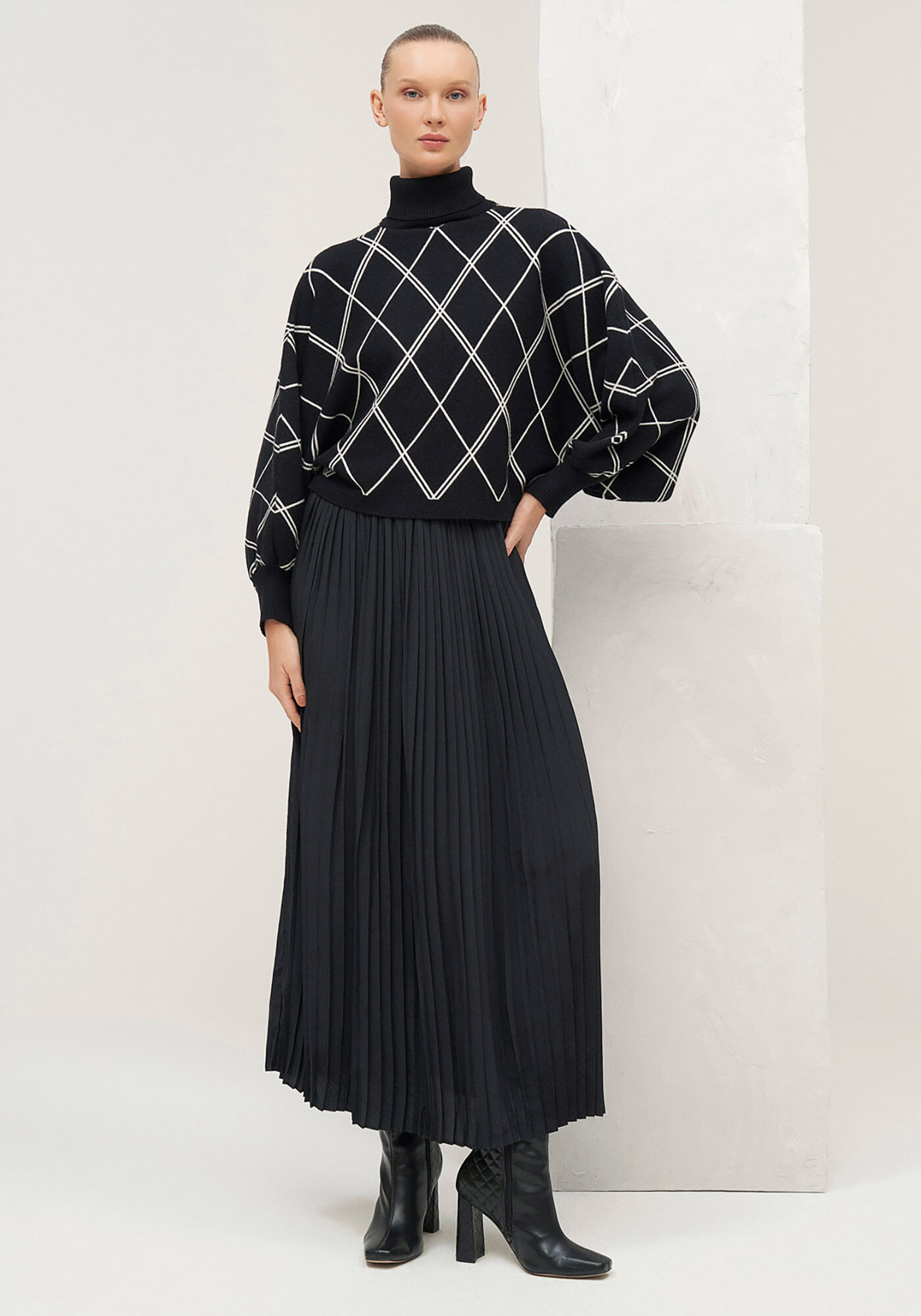 Blus&atilde;o Gola Alta em Tric&ocirc; com Manga Bufante, PRETO REATIVO, large.