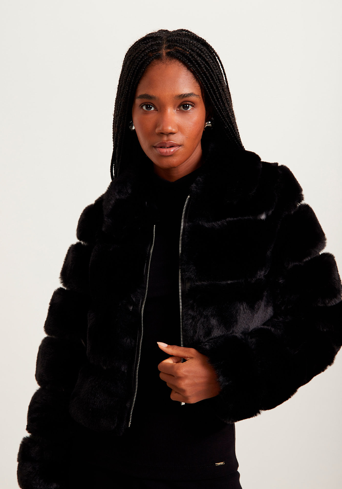 Jaqueta Curta De Pelo Sint&eacute;tico Com Gola E Z&iacute;per Frontal, , large.