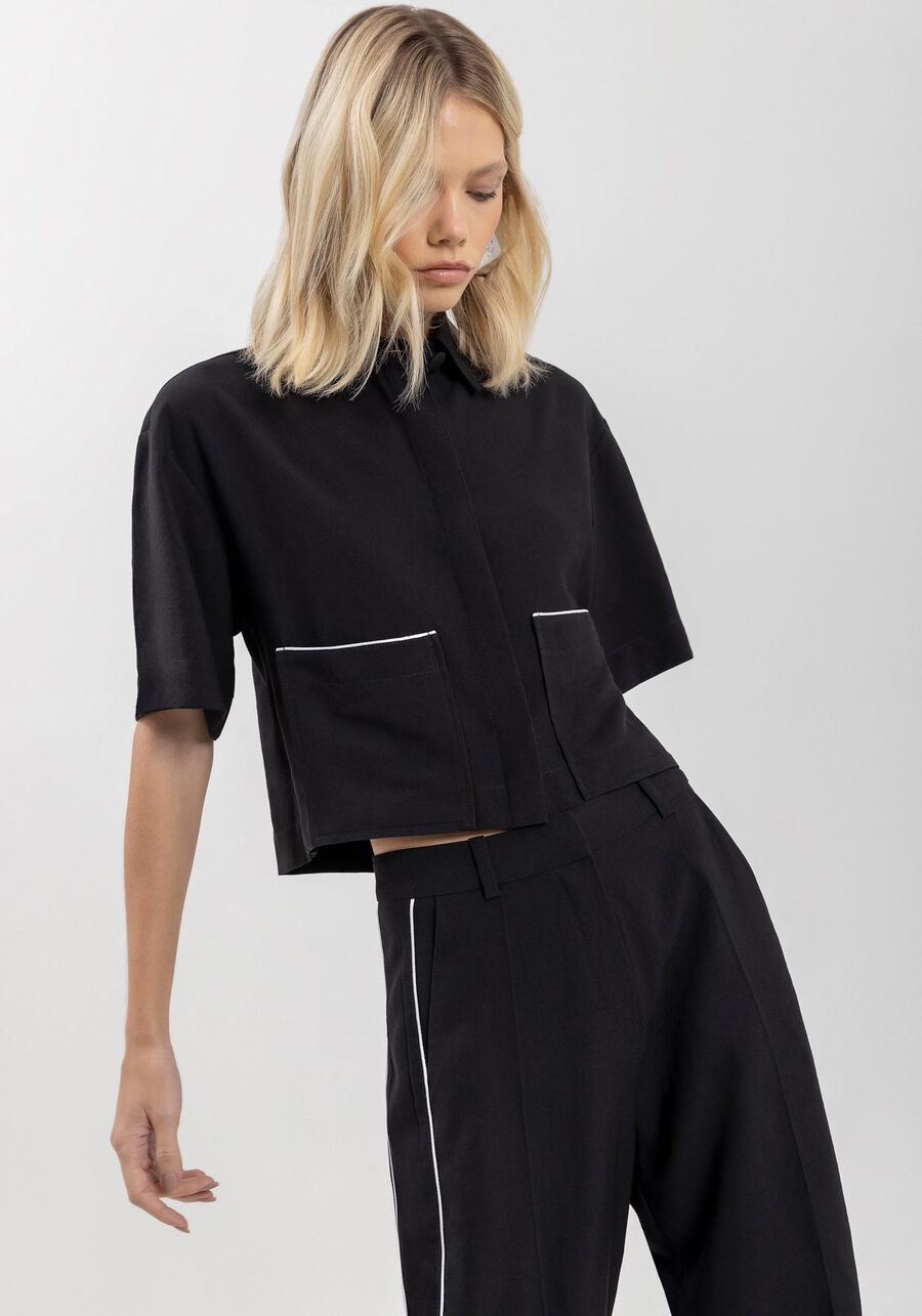 Camisa Curta Em Alfaiataria Com Mangas Curtas E Bolsos, PRETO. Camisa Curta Em Alfaiataria Com Mangas Curtas E Bolsos, PRETO, large.