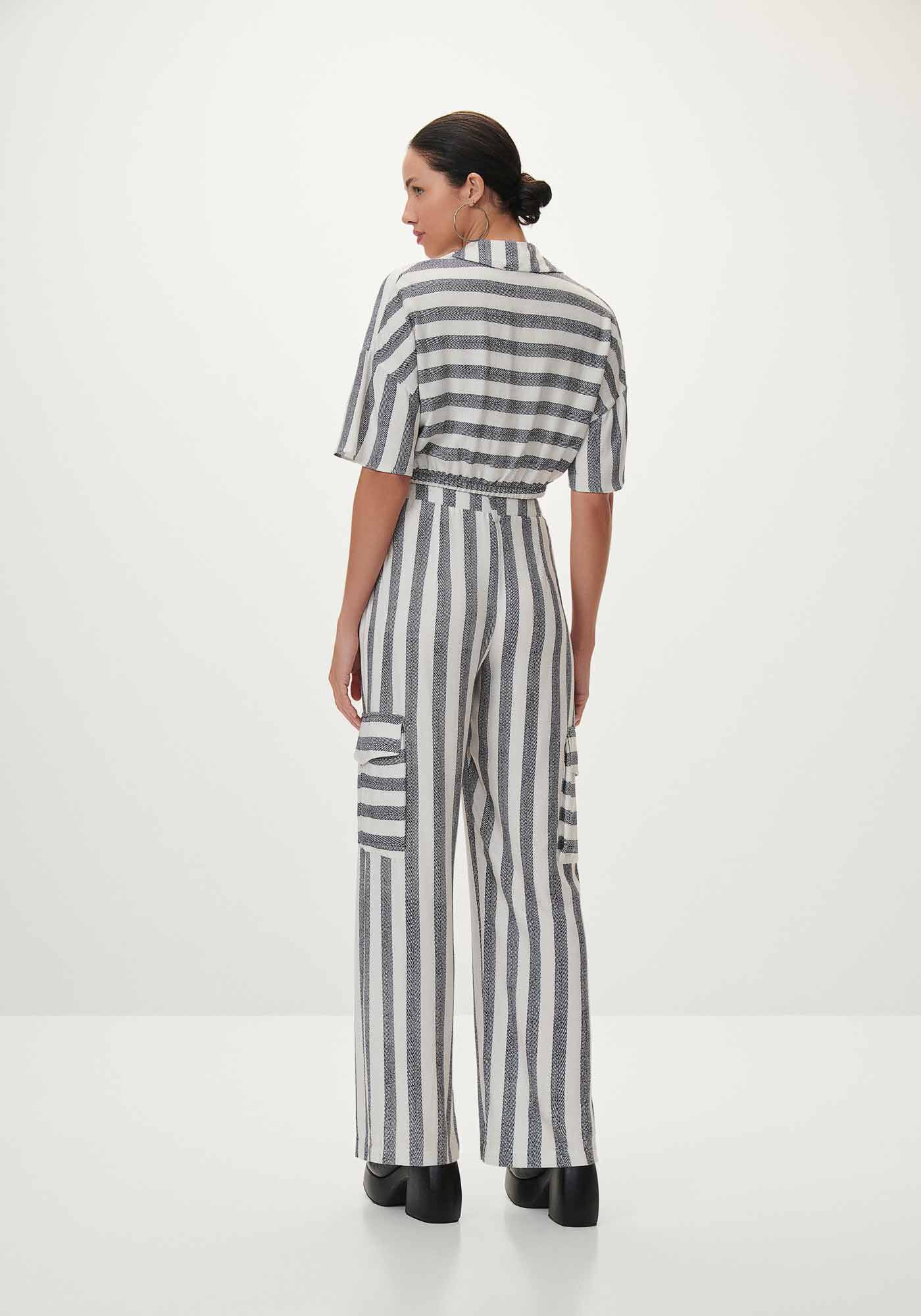 Blusa Cropped em Viscose com Gola e Bolsos, , large.