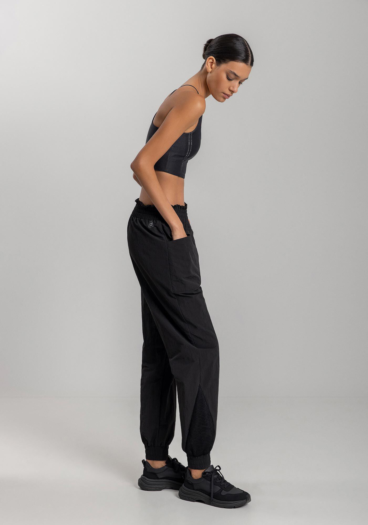 Cal&ccedil;a Jogging Com Cintura M&eacute;dia E Recortes Em Tela Move, PRETO, large.