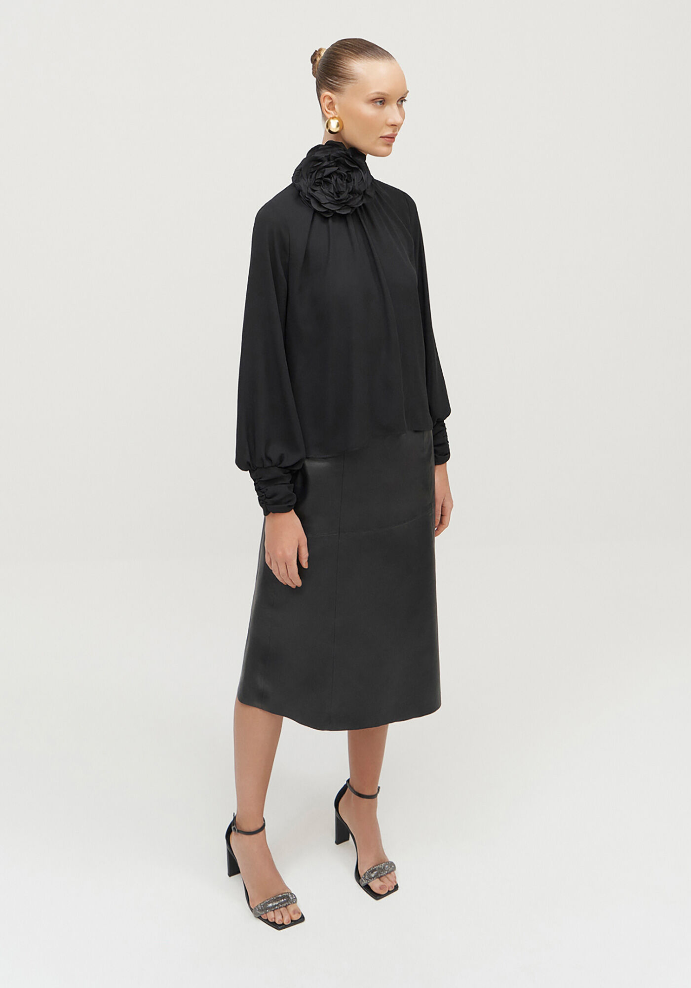 Blusa Manga Longa em Crepe com Gola Alta Franzida, , large.