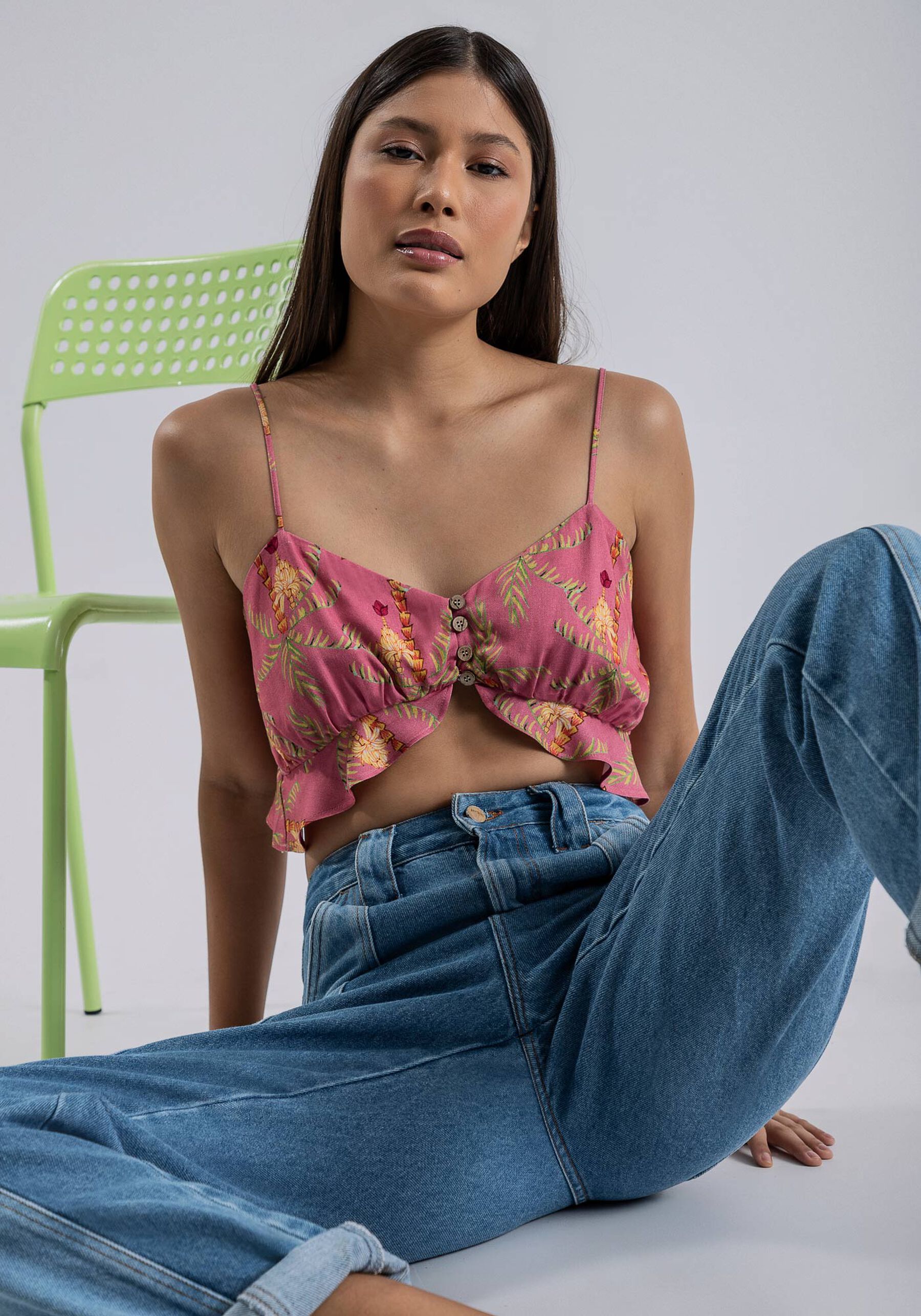 Calça Jeans Mom Cropped com Recortes, . Calça Jeans Mom Cropped com Recortes, , large.