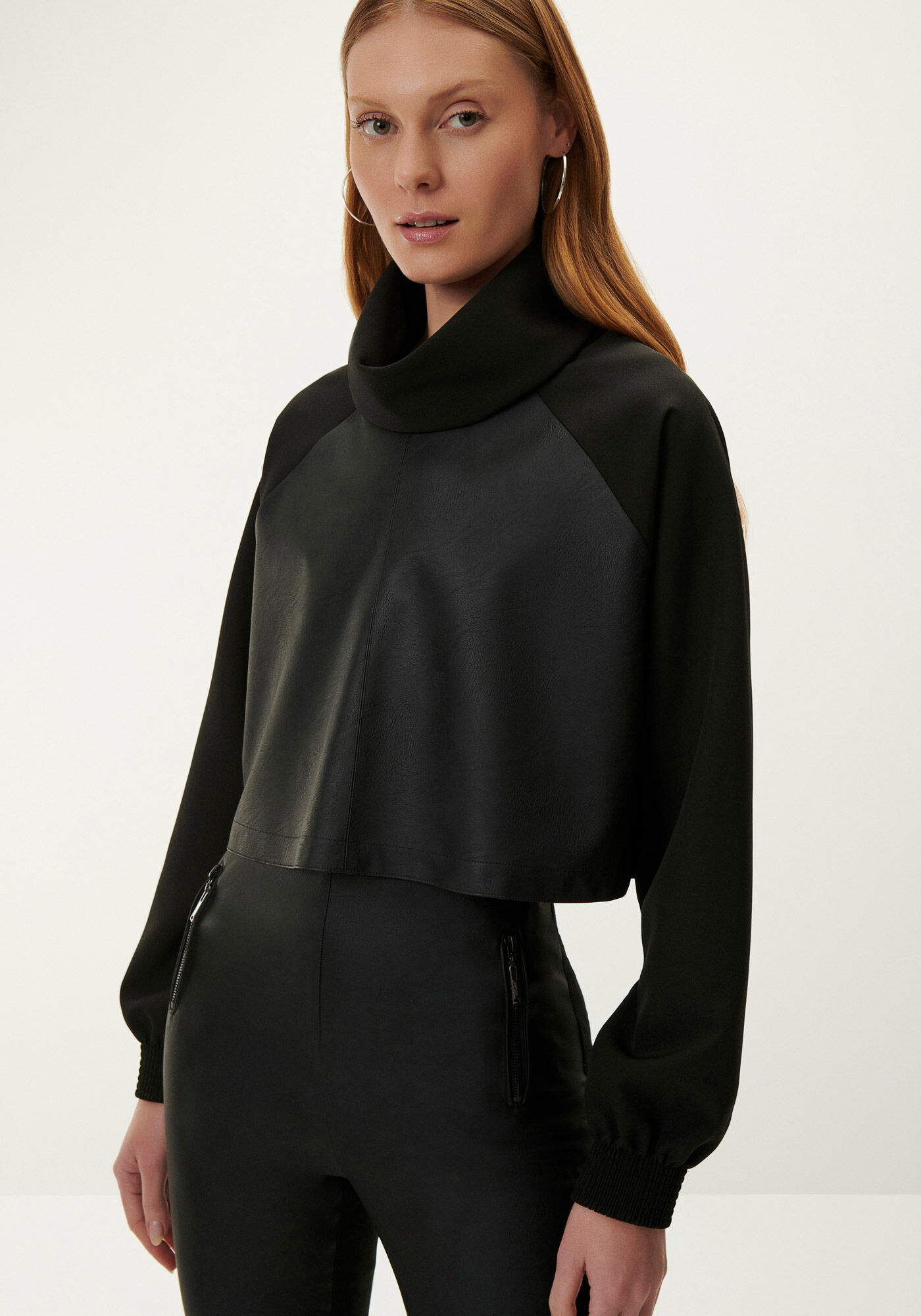 Blusa Gola Alta Cropped com Recorte PU, , large.