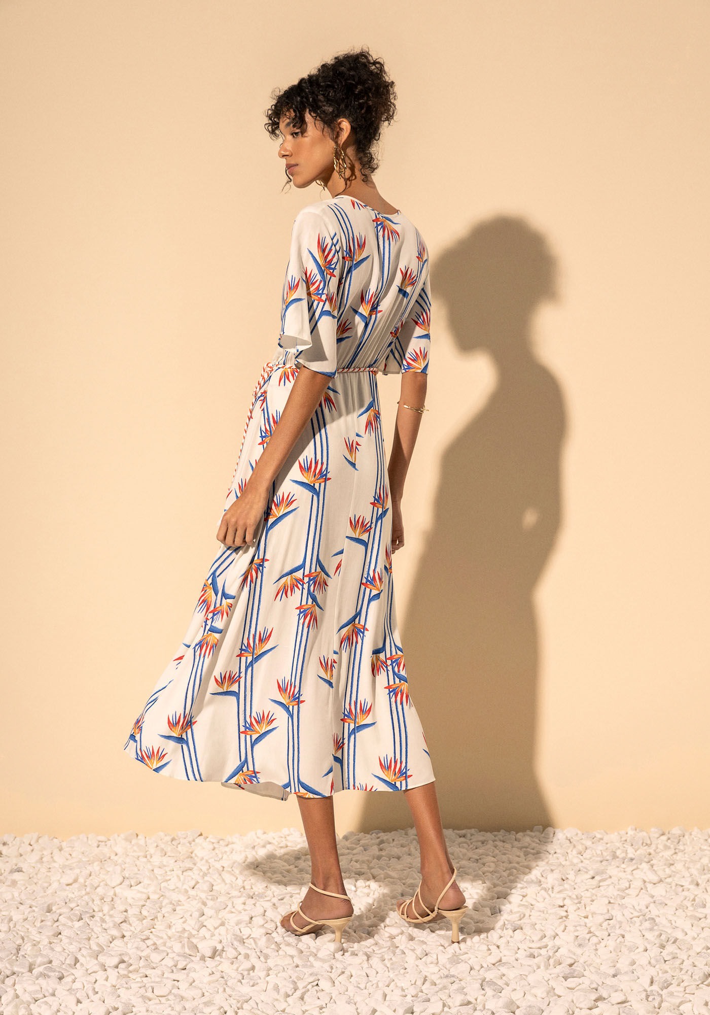 Vestido Ch&aacute; Estampado De Mangas Curtas Com Decote Em V, STRELIZIA MAXI BEGE, large.