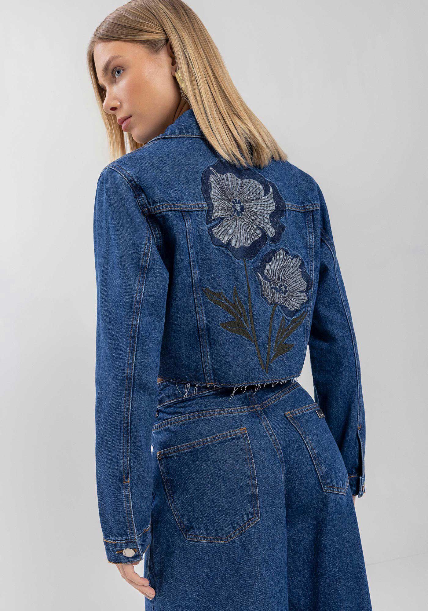 Jaqueta Jeans Curta Com Barra Desfiada E Bordado Nas Costas, , large.