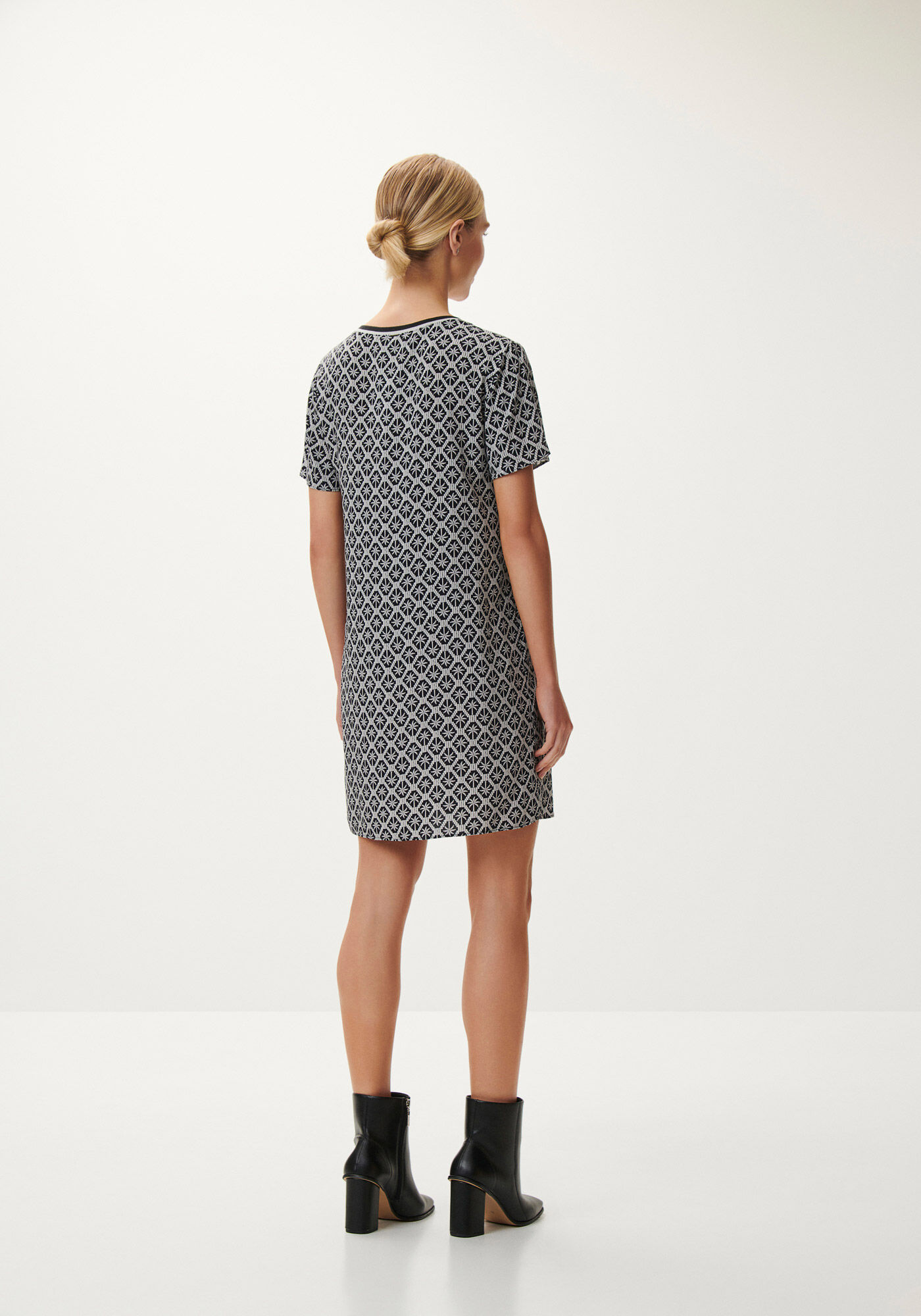 Vestido Curto Estampado com Decote V Retil&iacute;nea, , large.