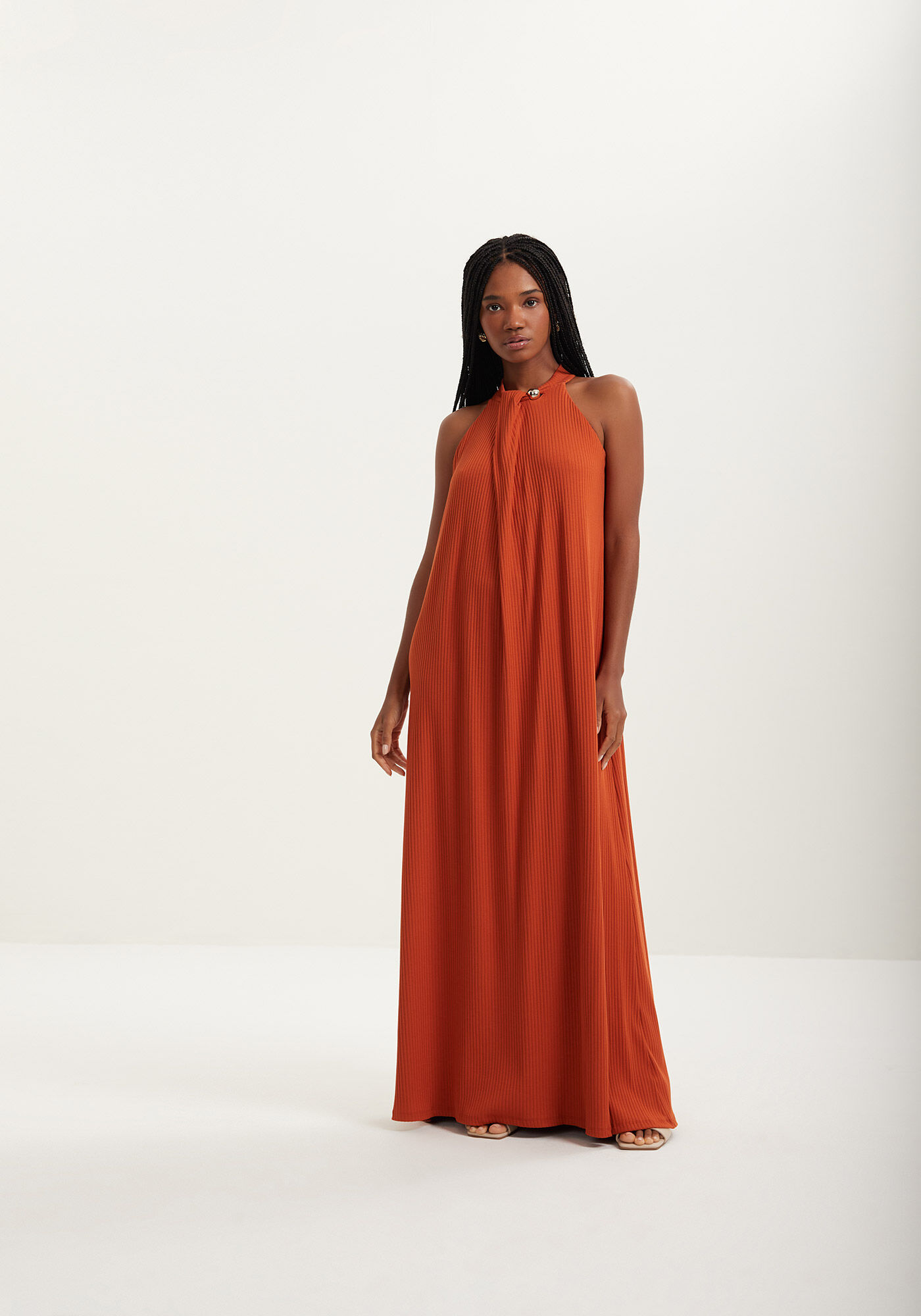 Vestido Longo Com Enfeite Na Gola Em Malha Canelada, MARROM SANDALWOOD, large.