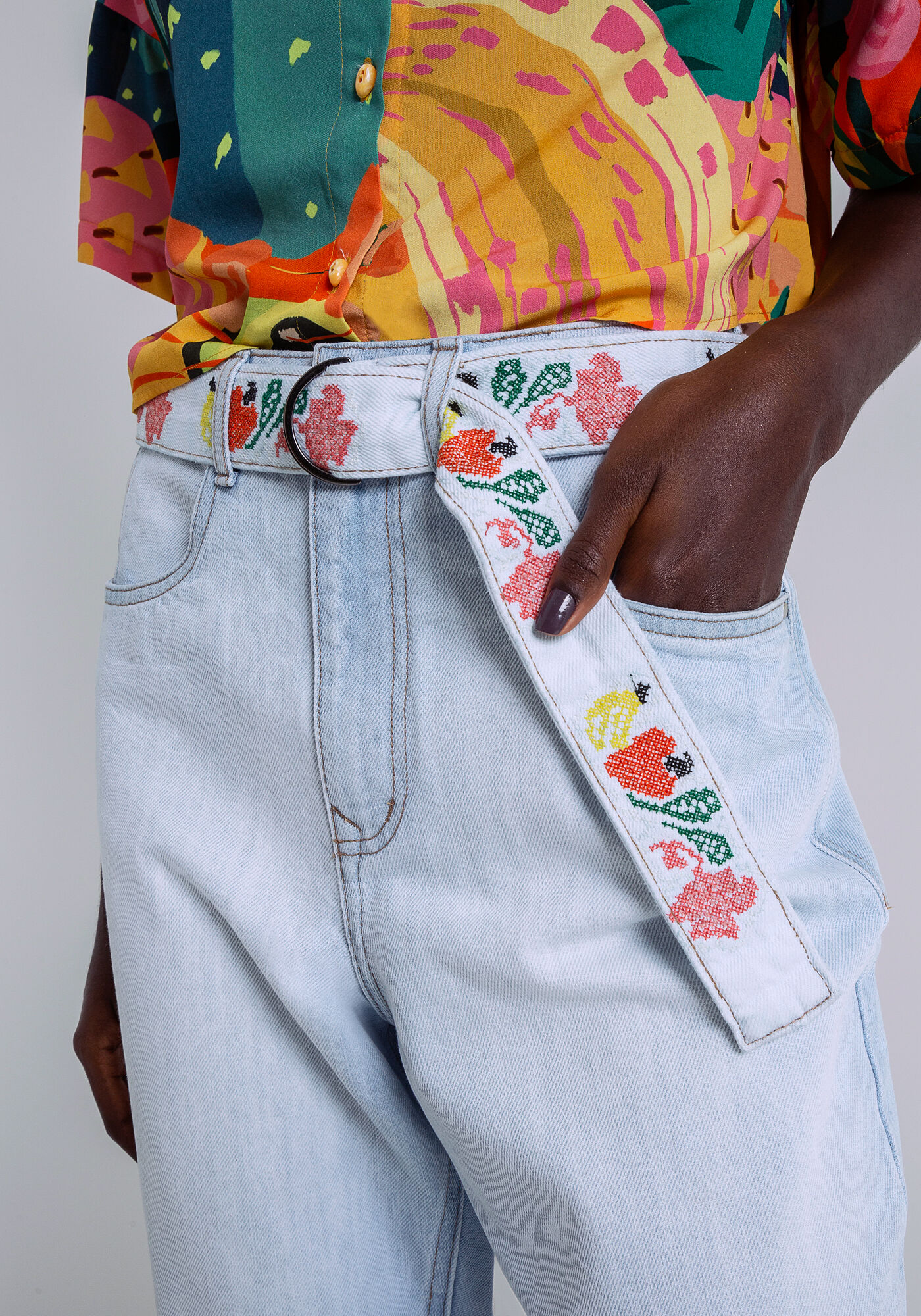 Cal&ccedil;a Jeans Mom com Cinto Bordado, JEANS, large.