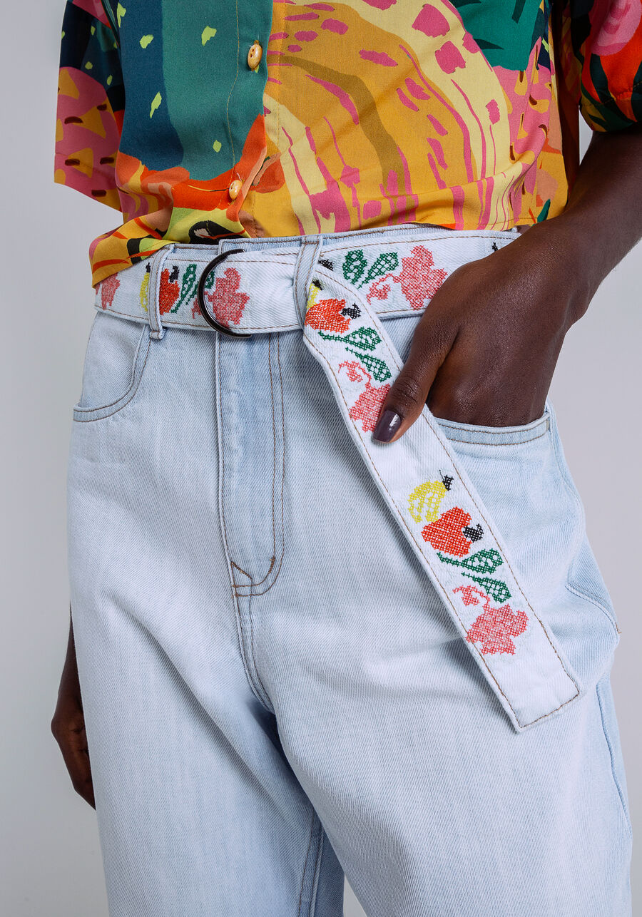 Calça Jeans Mom com Cinto Bordado, JEANS. Calça Jeans Mom com Cinto Bordado, JEANS, large.