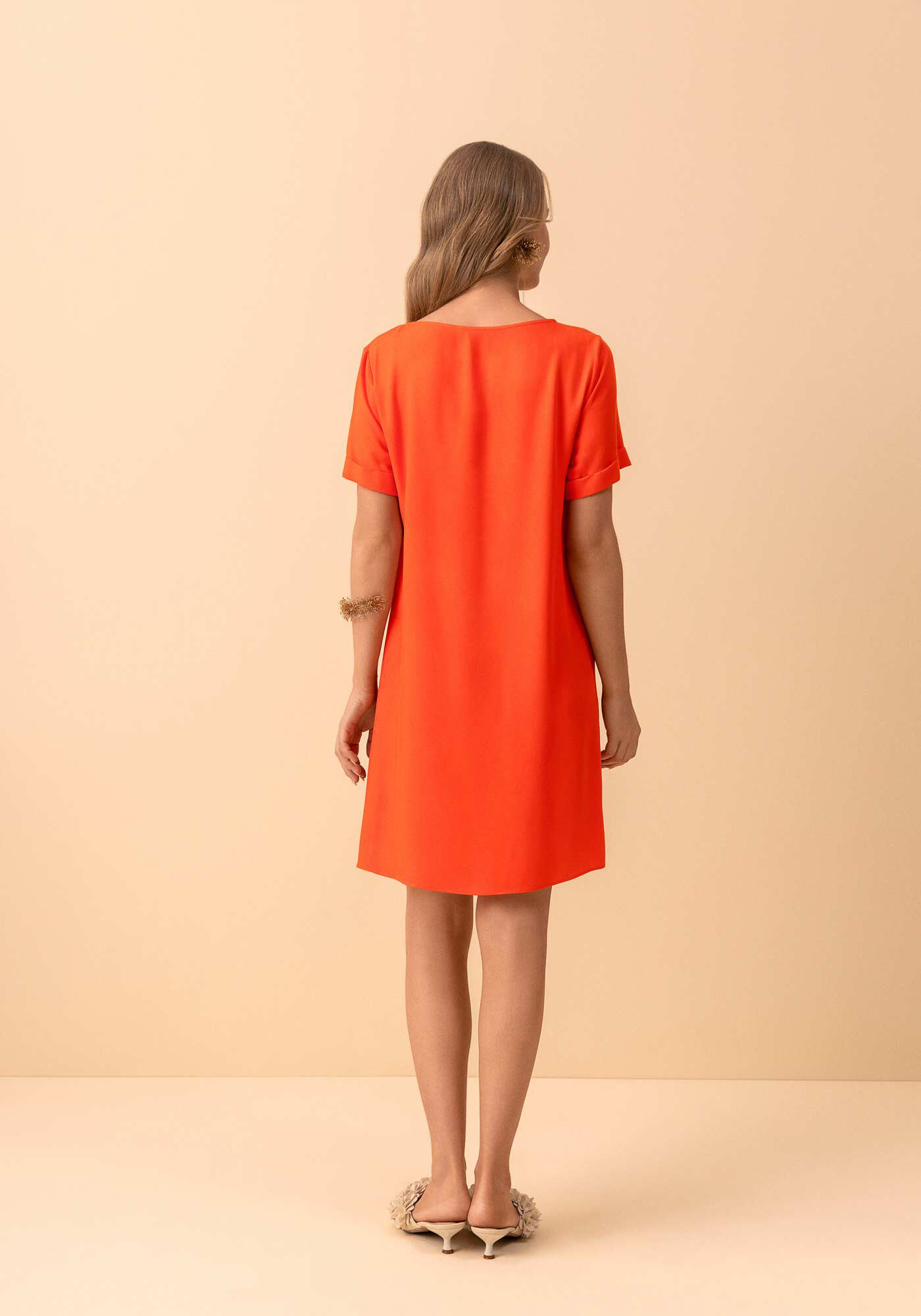 Vestido Curto B&aacute;sico De Mangas Curtas Com Bordado Localizado, LARANJA PAIXAO, large.