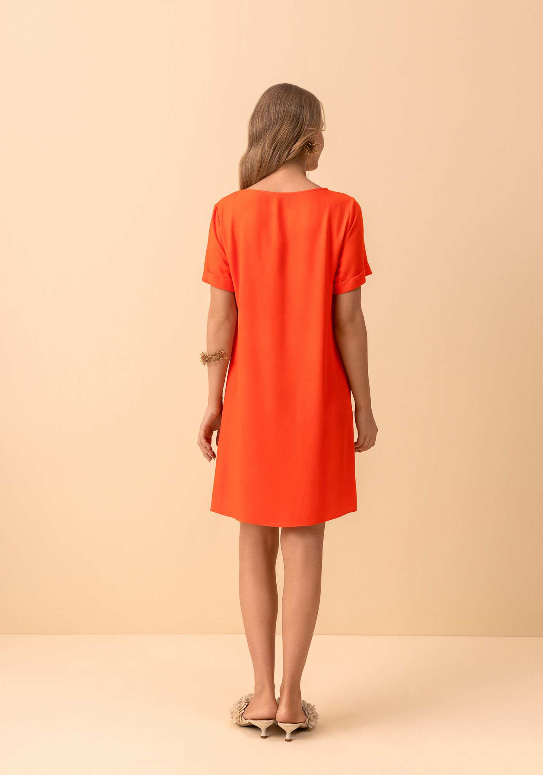 Vestido Curto Básico De Mangas Curtas Com Bordado Localizado, LARANJA PAIXAO. Vestido Curto Básico De Mangas Curtas Com Bordado Localizado, LARANJA PAIXAO, large.